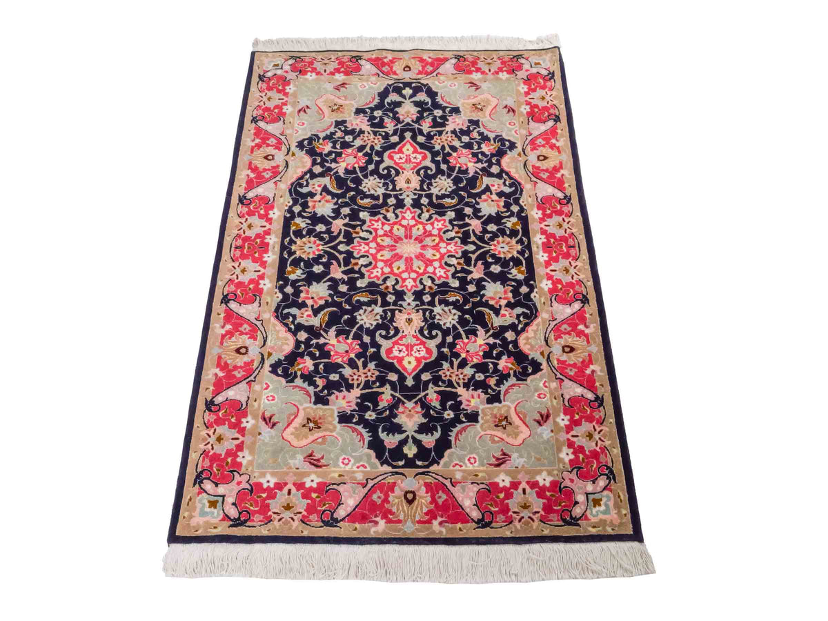 Feiner, handgeknüpfter Täbriz 50 Raj Perserteppich von Khademi aus Wolle mit Seide, navy-blau-rot. Persischer Orientteppich. Von Hand geknüpft in Iran. Größe: 122 cm x 75 cm. Teppichnummer: SB3-1102. Verkauf durch Jupiter Intl.