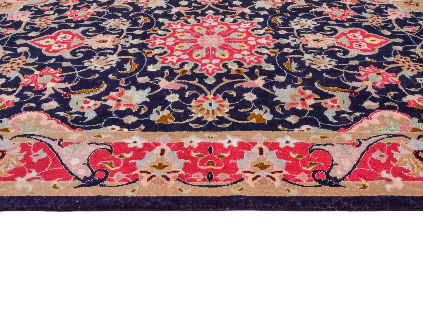 Feiner, handgeknüpfter Täbriz 50 Raj Perserteppich von Khademi aus Wolle mit Seide, navy-blau-rot. Persischer Orientteppich. Von Hand geknüpft in Iran. Größe: 122 cm x 75 cm. Teppichnummer: SB3-1102. Verkauf durch Jupiter Intl.