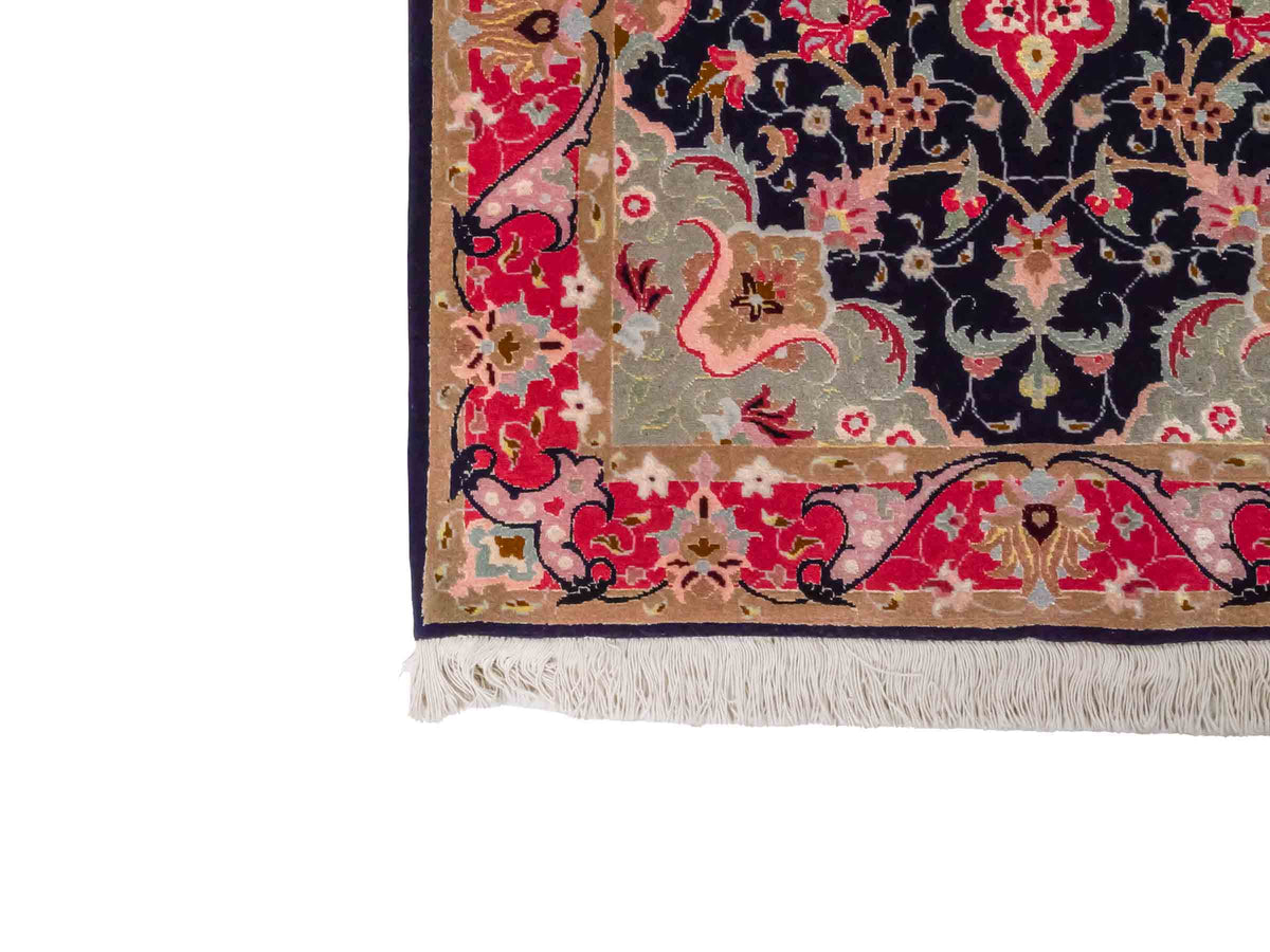 Feiner, handgeknüpfter Täbriz 50 Raj Perserteppich von Khademi aus Wolle mit Seide, navy-blau-rot. Persischer Orientteppich. Von Hand geknüpft in Iran. Größe: 122 cm x 75 cm. Teppichnummer: SB3-1102. Verkauf durch Jupiter Intl.
