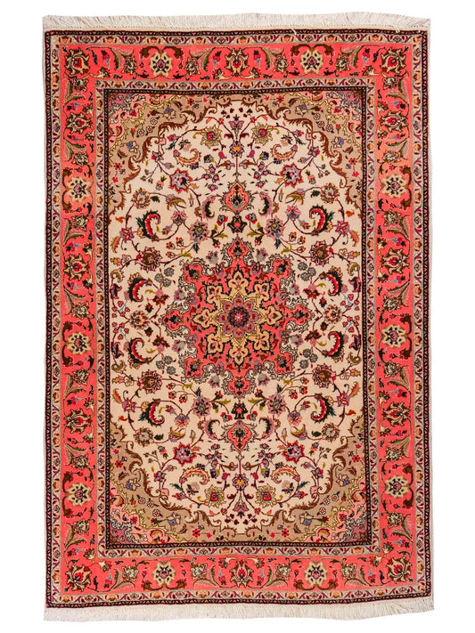 Feiner, handgeknüpfter Täbriz 50 Raj Perserteppich von Khademi aus Wolle mit Seide, cremeweiß-orange. Persischer Orientteppich. Von Hand geknüpft in Iran. Größe: 147 cm x 102 cm. Teppichnummer: SB3-1143. Verkauf durch Jupiter Intl.