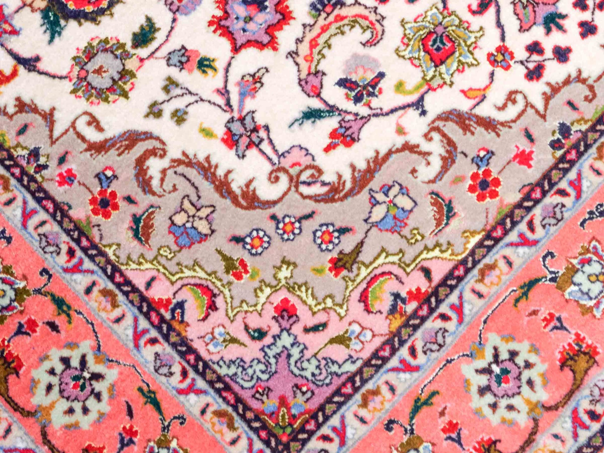 Feiner, handgeknüpfter Täbriz 50 Raj Perserteppich von Khademi aus Wolle mit Seide, cremeweiß-orange. Persischer Orientteppich. Von Hand geknüpft in Iran. Größe: 147 cm x 102 cm. Teppichnummer: SB3-1143. Verkauf durch Jupiter Intl.