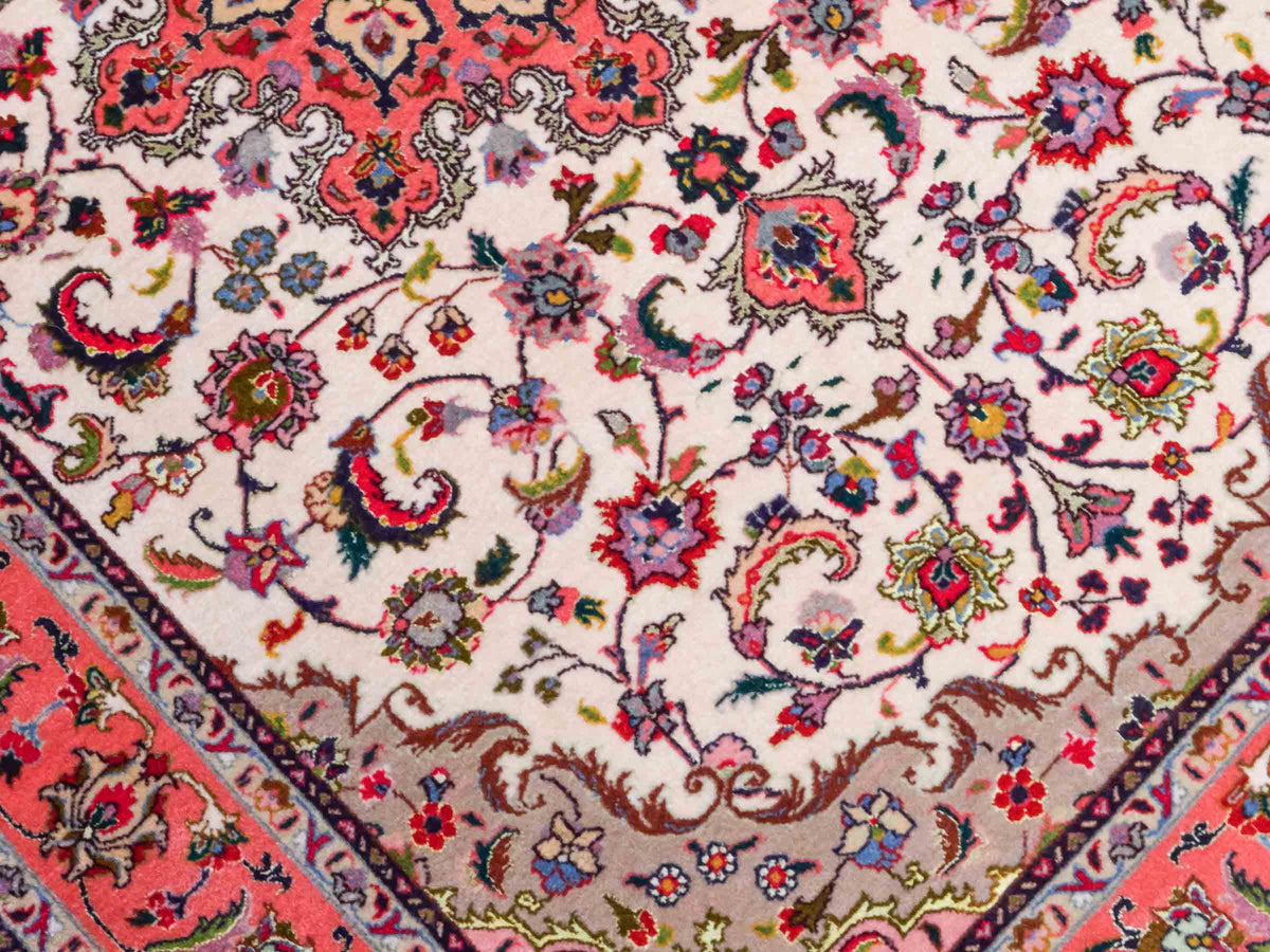Feiner, handgeknüpfter Täbriz 50 Raj Perserteppich von Khademi aus Wolle mit Seide, cremeweiß-orange. Persischer Orientteppich. Von Hand geknüpft in Iran. Größe: 147 cm x 102 cm. Teppichnummer: SB3-1143. Verkauf durch Jupiter Intl.