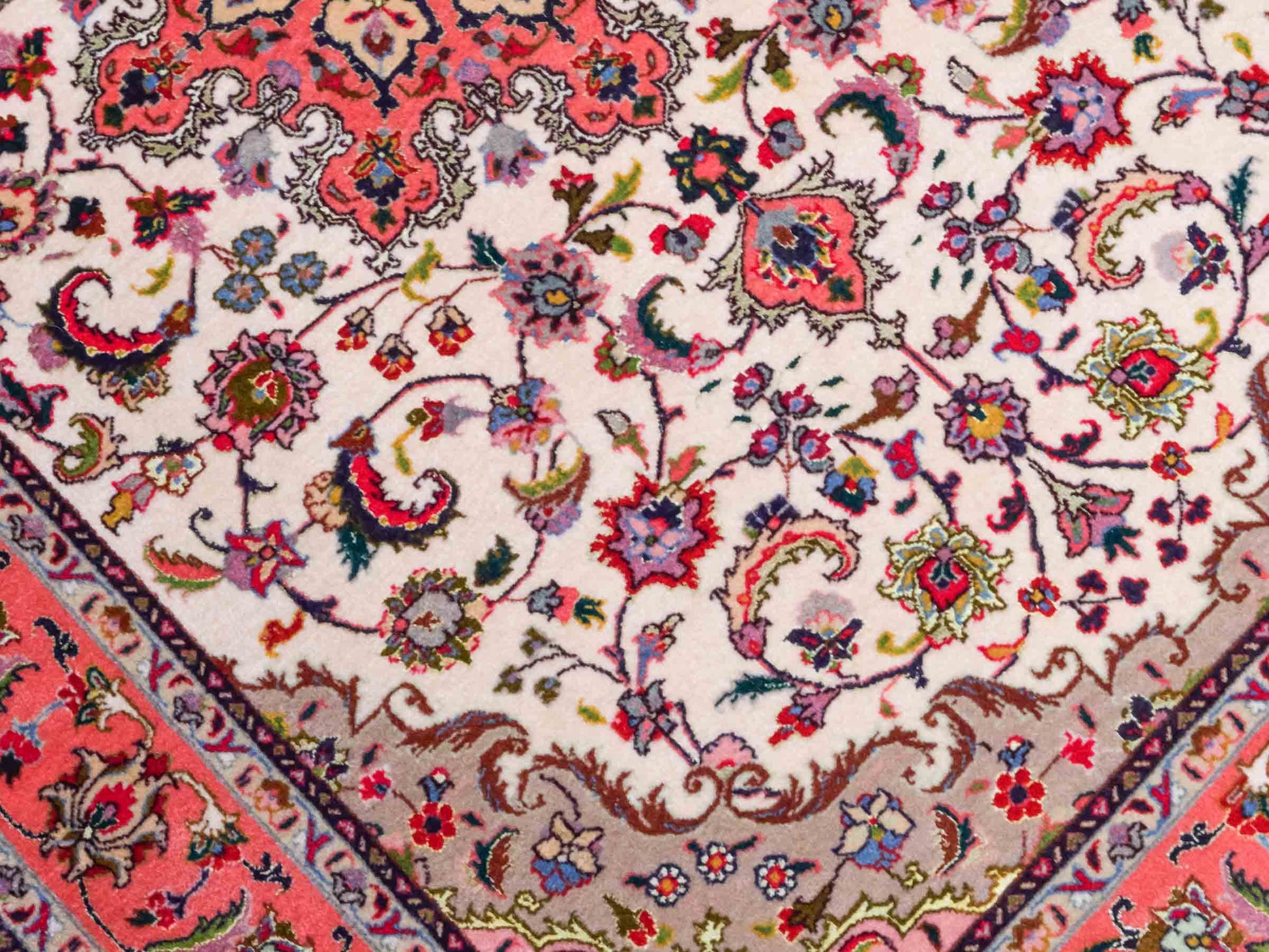 Feiner, handgeknüpfter Täbriz 50 Raj Perserteppich von Khademi aus Wolle mit Seide, cremeweiß-orange. Persischer Orientteppich. Von Hand geknüpft in Iran. Größe: 147 cm x 102 cm. Teppichnummer: SB3-1143. Verkauf durch Jupiter Intl.