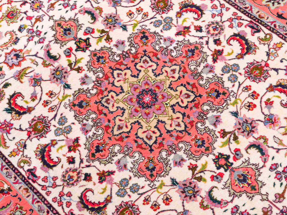 Feiner, handgeknüpfter Täbriz 50 Raj Perserteppich von Khademi aus Wolle mit Seide, cremeweiß-orange. Persischer Orientteppich. Von Hand geknüpft in Iran. Größe: 147 cm x 102 cm. Teppichnummer: SB3-1143. Verkauf durch Jupiter Intl.