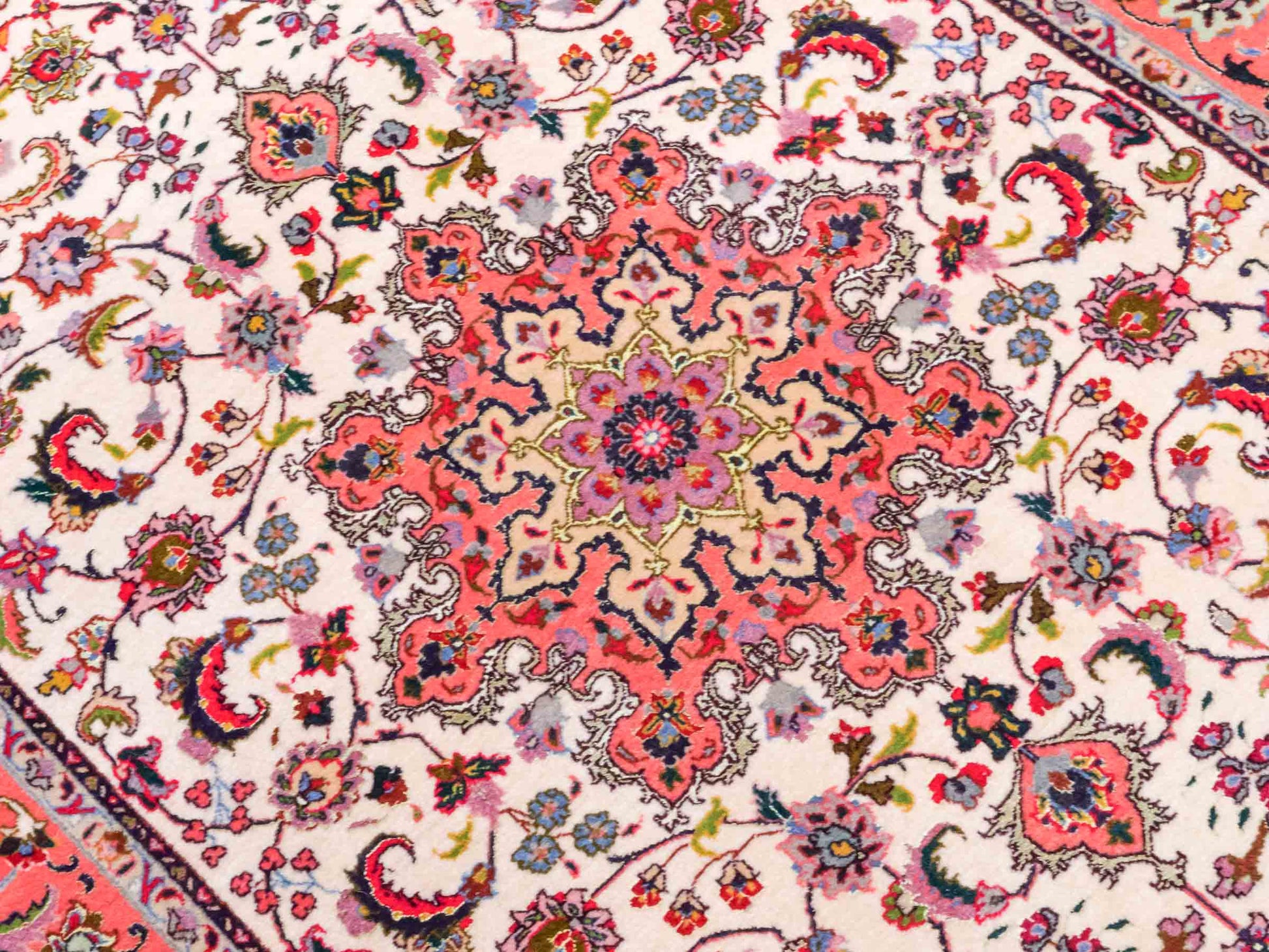 Feiner, handgeknüpfter Täbriz 50 Raj Perserteppich von Khademi aus Wolle mit Seide, cremeweiß-orange. Persischer Orientteppich. Von Hand geknüpft in Iran. Größe: 147 cm x 102 cm. Teppichnummer: SB3-1143. Verkauf durch Jupiter Intl.