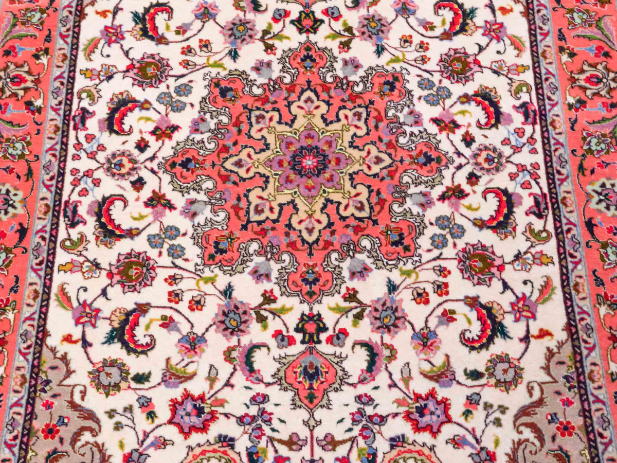Feiner, handgeknüpfter Täbriz 50 Raj Perserteppich von Khademi aus Wolle mit Seide, cremeweiß-orange. Persischer Orientteppich. Von Hand geknüpft in Iran. Größe: 147 cm x 102 cm. Teppichnummer: SB3-1143. Verkauf durch Jupiter Intl.