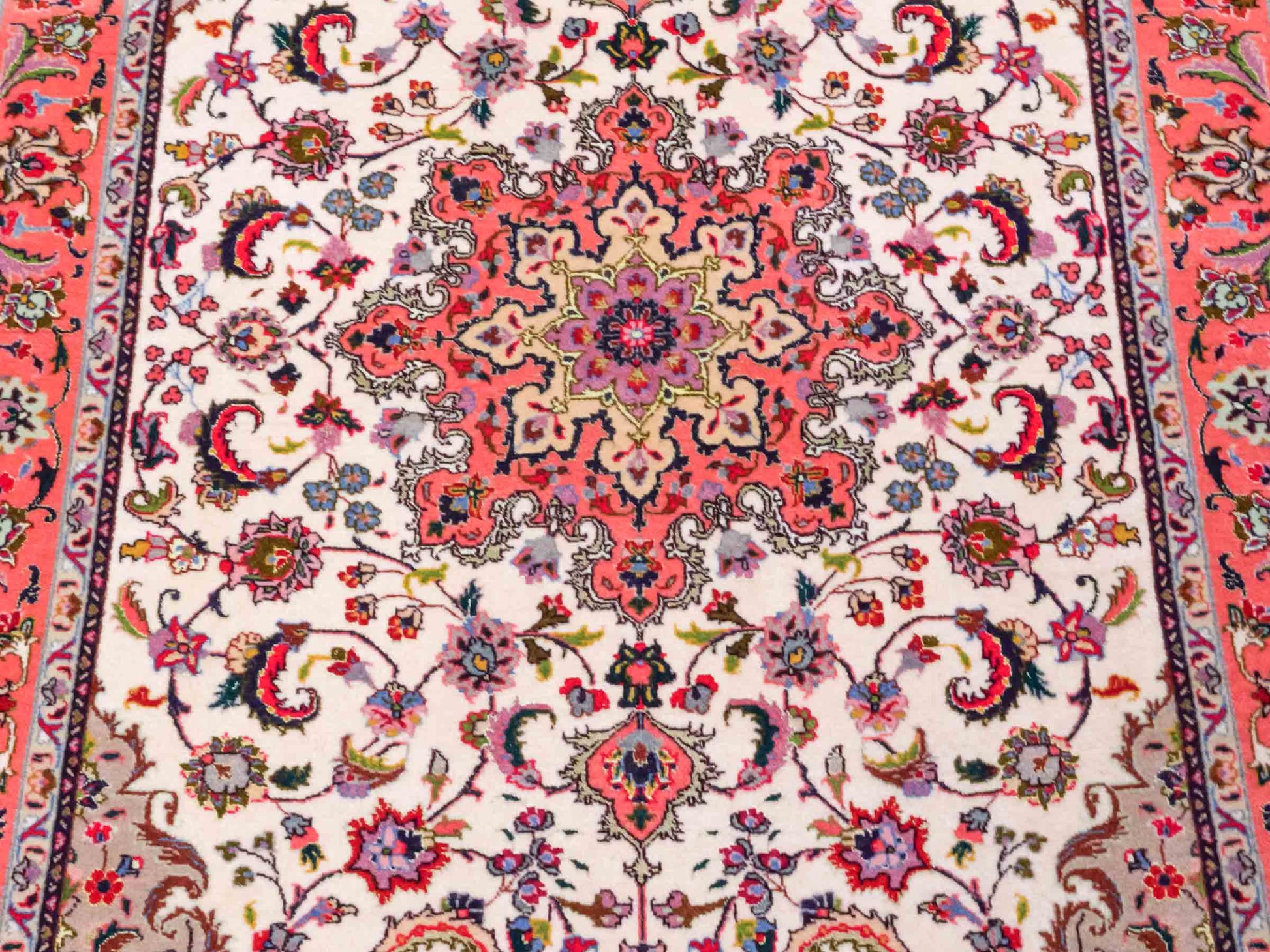 Feiner, handgeknüpfter Täbriz 50 Raj Perserteppich von Khademi aus Wolle mit Seide, cremeweiß-orange. Persischer Orientteppich. Von Hand geknüpft in Iran. Größe: 147 cm x 102 cm. Teppichnummer: SB3-1143. Verkauf durch Jupiter Intl.