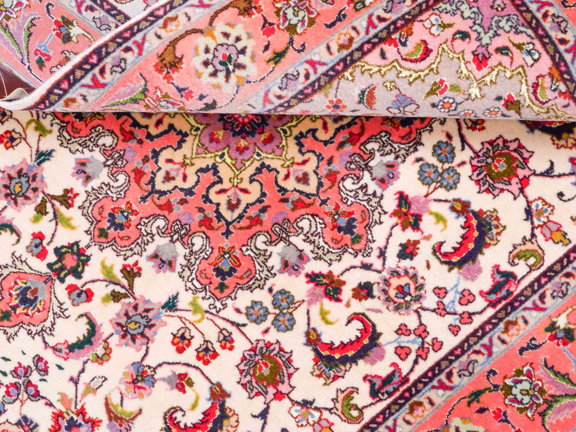 Feiner, handgeknüpfter Täbriz 50 Raj Perserteppich von Khademi aus Wolle mit Seide, cremeweiß-orange. Persischer Orientteppich. Von Hand geknüpft in Iran. Größe: 147 cm x 102 cm. Teppichnummer: SB3-1143. Verkauf durch Jupiter Intl.
