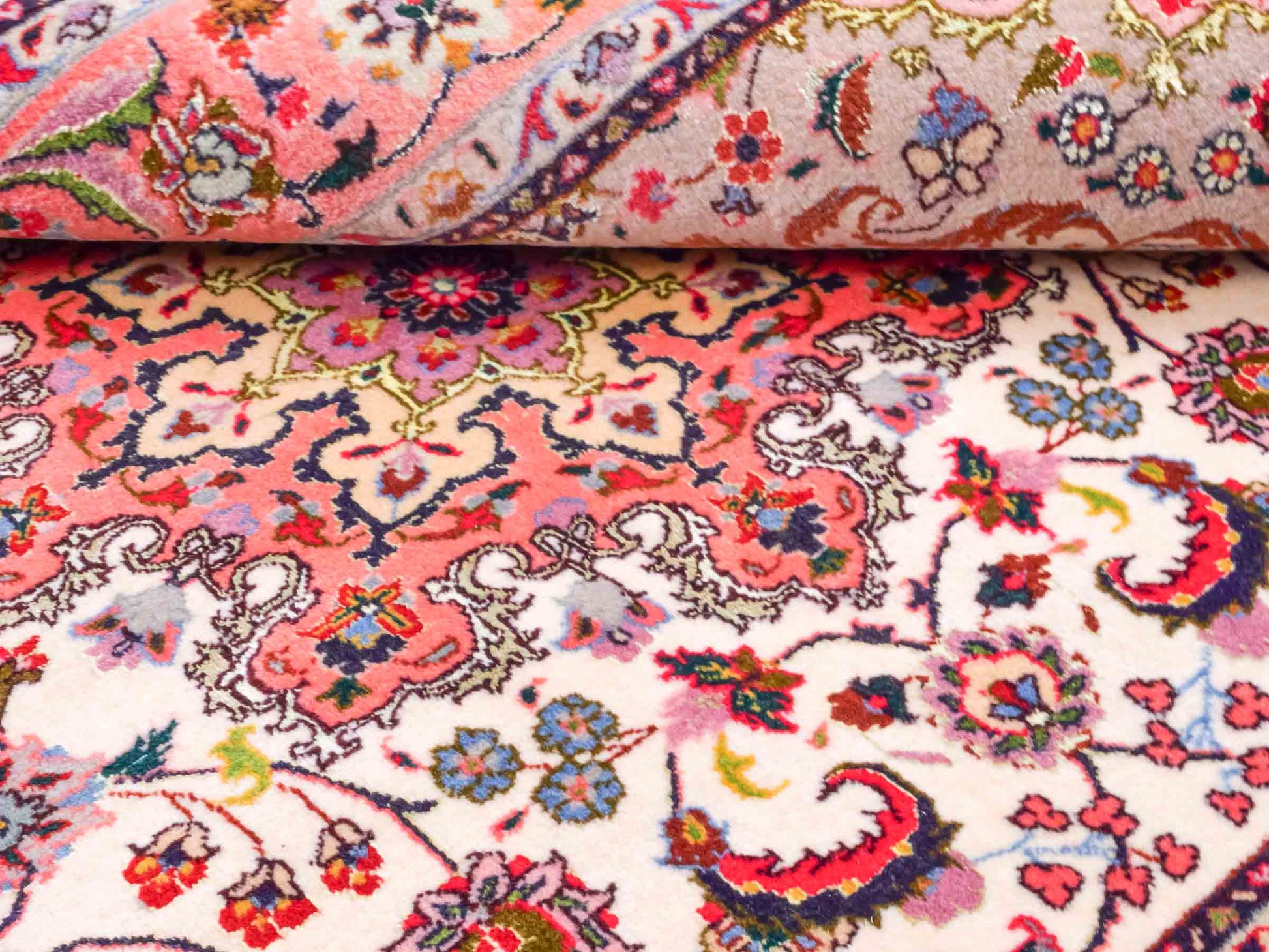 Feiner, handgeknüpfter Täbriz 50 Raj Perserteppich von Khademi aus Wolle mit Seide, cremeweiß-orange. Persischer Orientteppich. Von Hand geknüpft in Iran. Größe: 147 cm x 102 cm. Teppichnummer: SB3-1143. Verkauf durch Jupiter Intl.