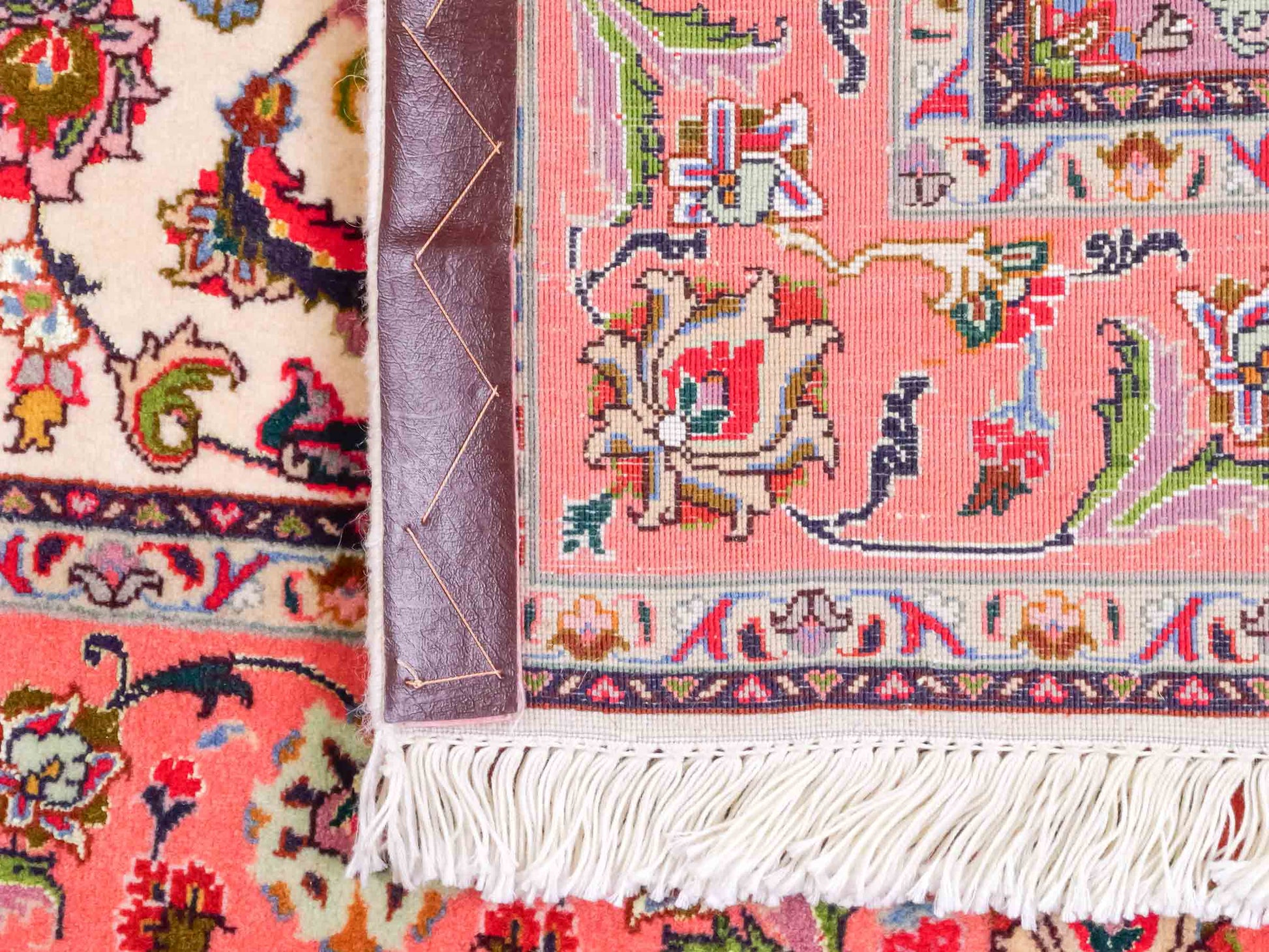 Feiner, handgeknüpfter Täbriz 50 Raj Perserteppich von Khademi aus Wolle mit Seide, cremeweiß-orange. Persischer Orientteppich. Von Hand geknüpft in Iran. Größe: 147 cm x 102 cm. Teppichnummer: SB3-1143. Verkauf durch Jupiter Intl.