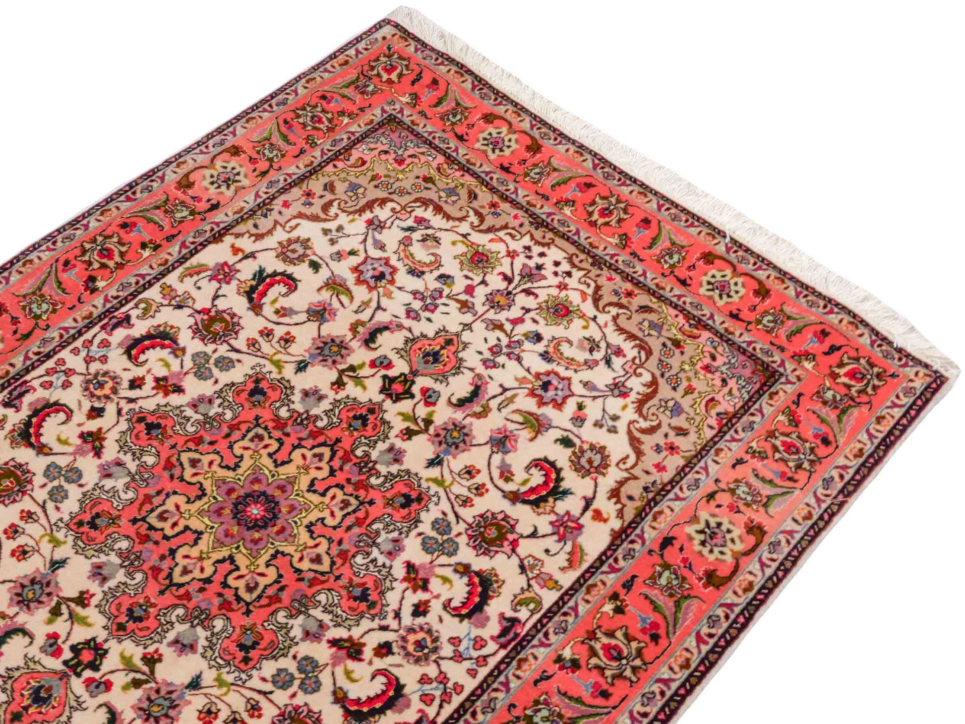 Feiner, handgeknüpfter Täbriz 50 Raj Perserteppich von Khademi aus Wolle mit Seide, cremeweiß-orange. Persischer Orientteppich. Von Hand geknüpft in Iran. Größe: 147 cm x 102 cm. Teppichnummer: SB3-1143. Verkauf durch Jupiter Intl.