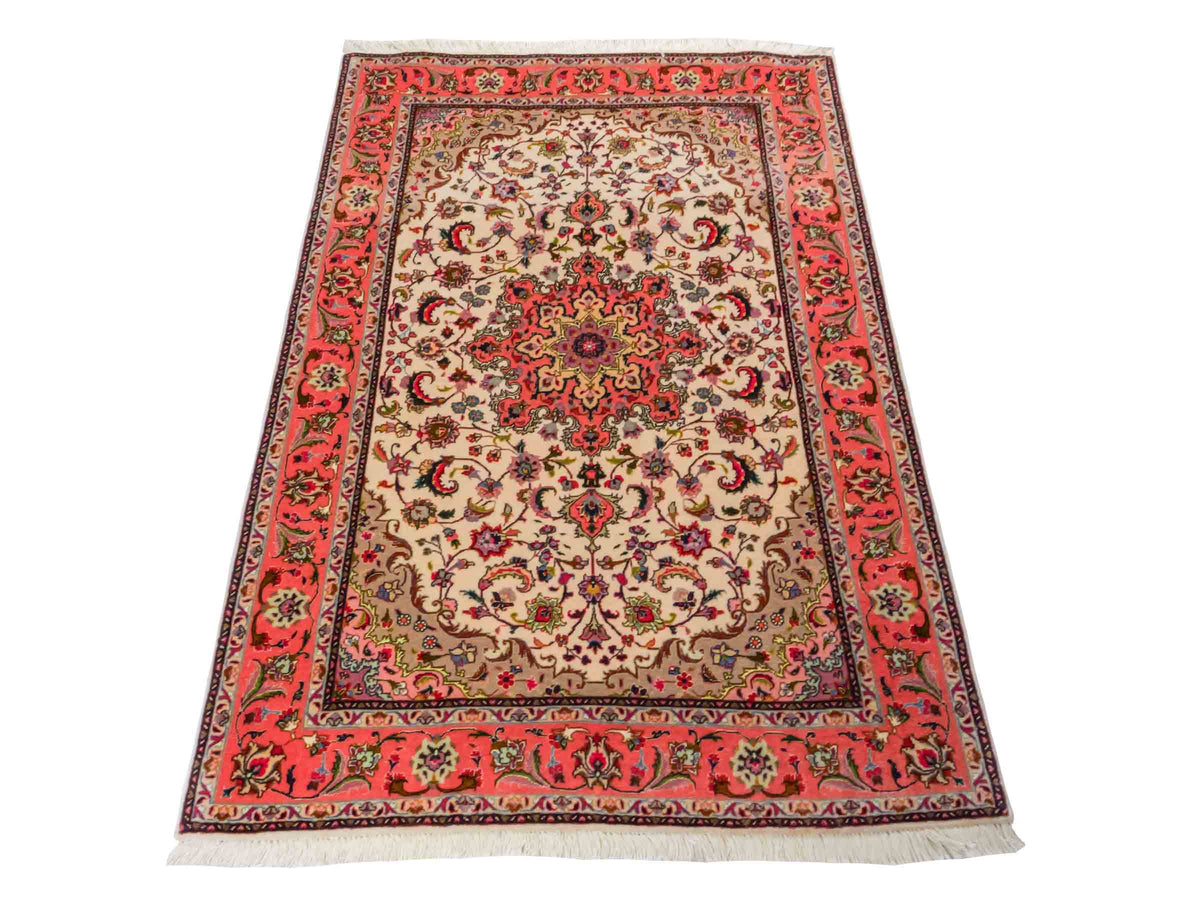 Feiner, handgeknüpfter Täbriz 50 Raj Perserteppich von Khademi aus Wolle mit Seide, cremeweiß-orange. Persischer Orientteppich. Von Hand geknüpft in Iran. Größe: 147 cm x 102 cm. Teppichnummer: SB3-1143. Verkauf durch Jupiter Intl.