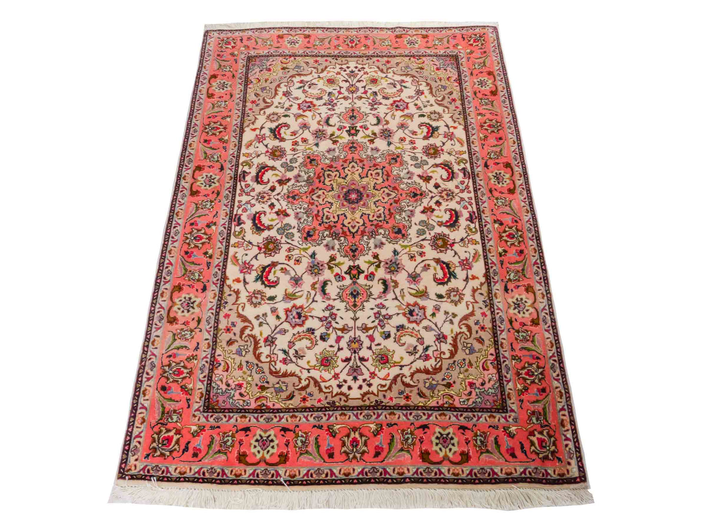 Feiner, handgeknüpfter Täbriz 50 Raj Perserteppich von Khademi aus Wolle mit Seide, cremeweiß-orange. Persischer Orientteppich. Von Hand geknüpft in Iran. Größe: 147 cm x 102 cm. Teppichnummer: SB3-1143. Verkauf durch Jupiter Intl.