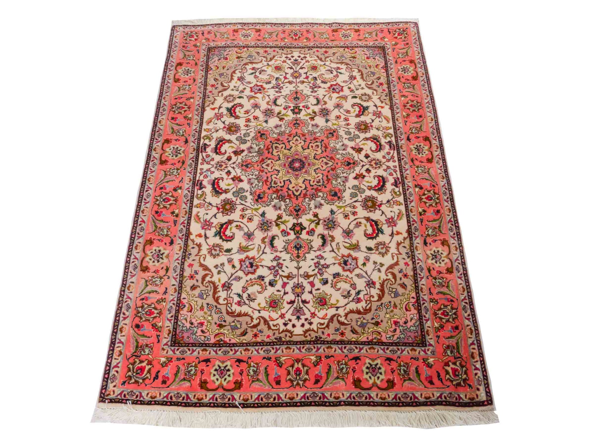 Feiner, handgeknüpfter Täbriz 50 Raj Perserteppich von Khademi aus Wolle mit Seide, cremeweiß-orange. Persischer Orientteppich. Von Hand geknüpft in Iran. Größe: 147 cm x 102 cm. Teppichnummer: SB3-1143. Verkauf durch Jupiter Intl.
