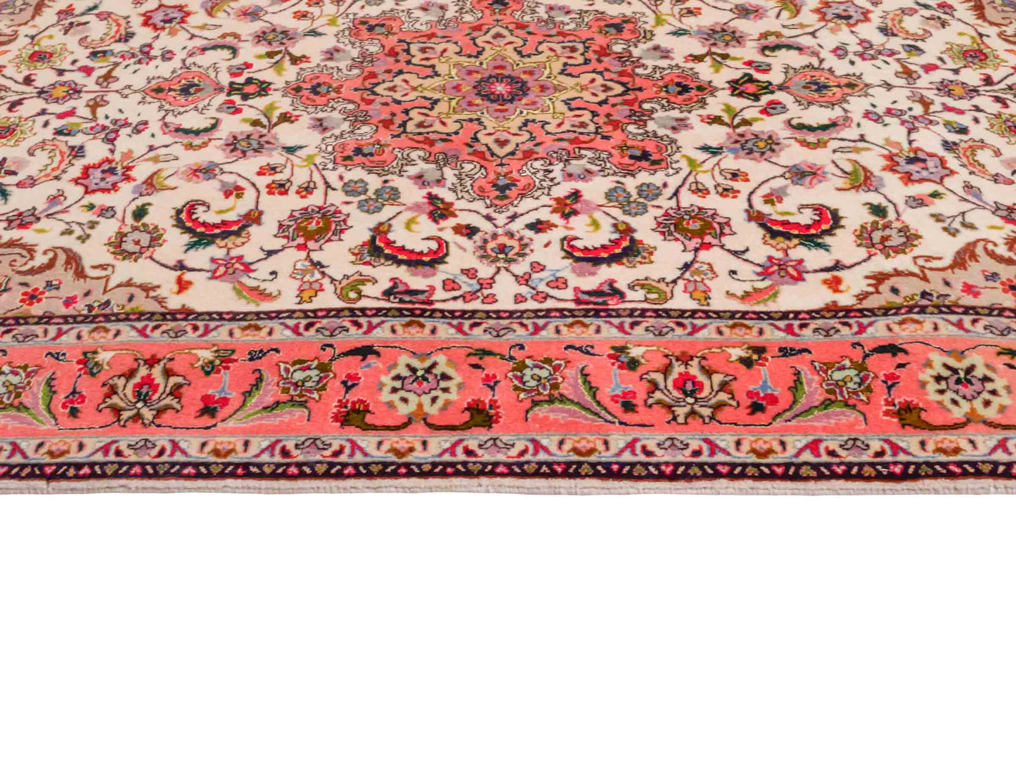 Feiner, handgeknüpfter Täbriz 50 Raj Perserteppich von Khademi aus Wolle mit Seide, cremeweiß-orange. Persischer Orientteppich. Von Hand geknüpft in Iran. Größe: 147 cm x 102 cm. Teppichnummer: SB3-1143. Verkauf durch Jupiter Intl.