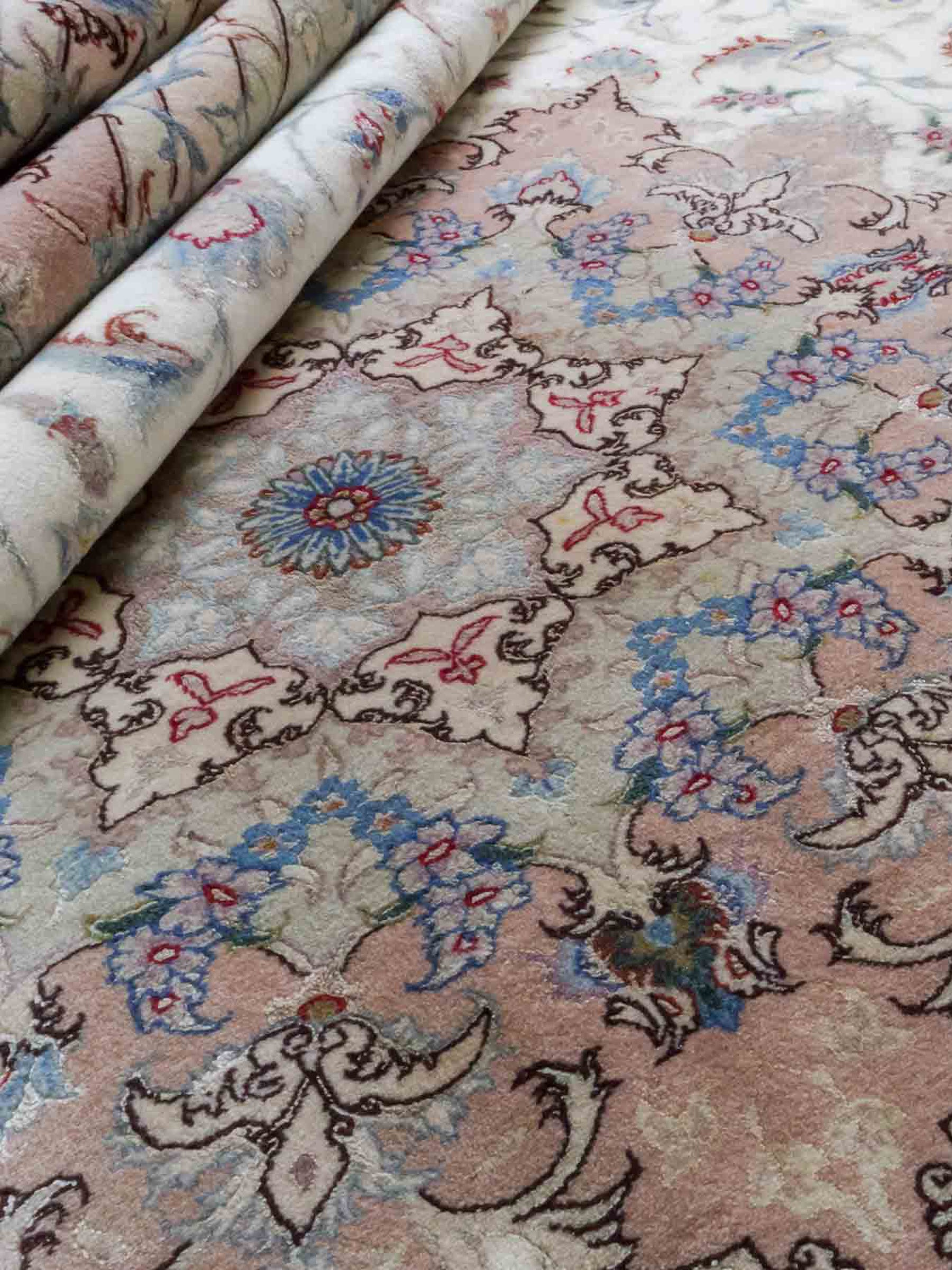 Handgeknüpfter Täbriz 50 Raj Perserteppich von Khademi mit Signatur aus Wolle mit Seide, creme, rosa. Klassisches Medaillon-Design. Von Hand geknüpft in Iran / Persien. Größe: 350 cm x 250 cm. Teppichnummer: RB3-1074. Verkauf durch Jupiter Intl.