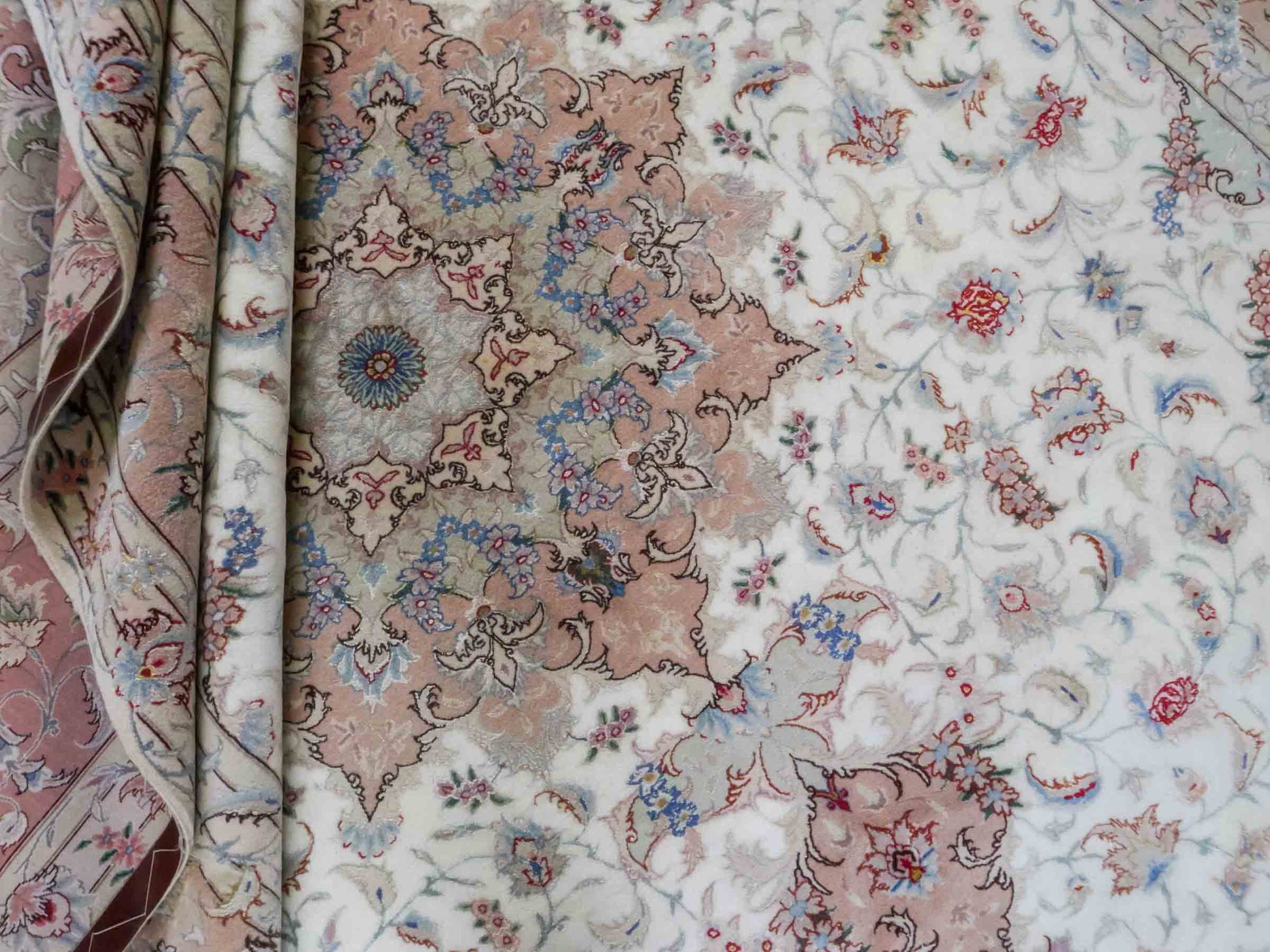 Handgeknüpfter Täbriz 50 Raj Perserteppich von Khademi mit Signatur aus Wolle mit Seide, creme, rosa. Klassisches Medaillon-Design. Von Hand geknüpft in Iran / Persien. Größe: 350 cm x 250 cm. Teppichnummer: RB3-1074. Verkauf durch Jupiter Intl.