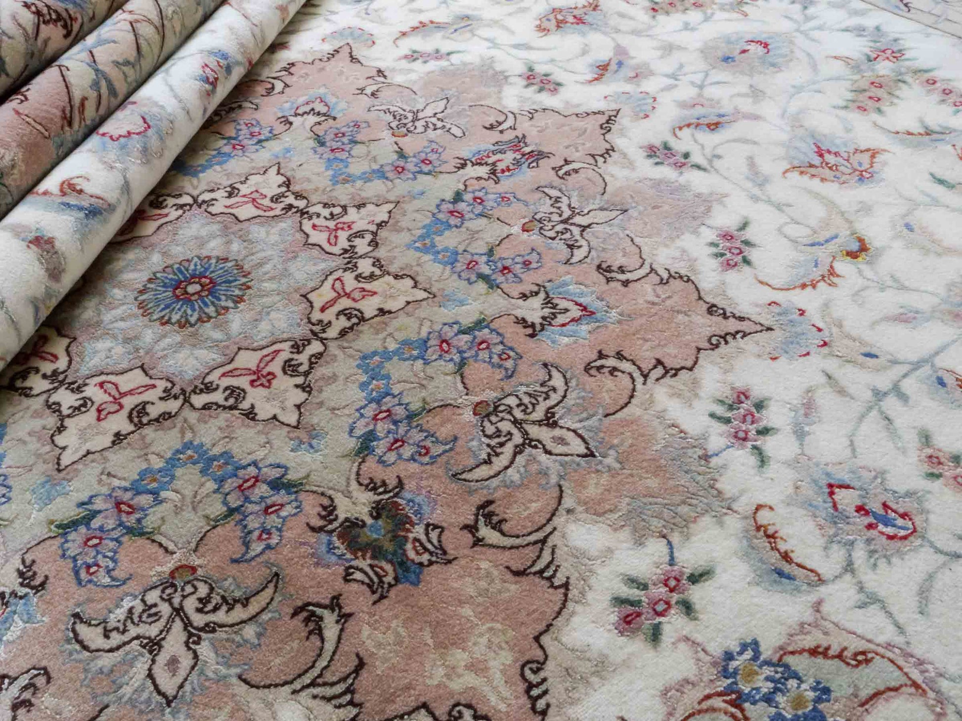 Handgeknüpfter Täbriz 50 Raj Perserteppich von Khademi mit Signatur aus Wolle mit Seide, creme, rosa. Klassisches Medaillon-Design. Von Hand geknüpft in Iran / Persien. Größe: 350 cm x 250 cm. Teppichnummer: RB3-1074. Verkauf durch Jupiter Intl.