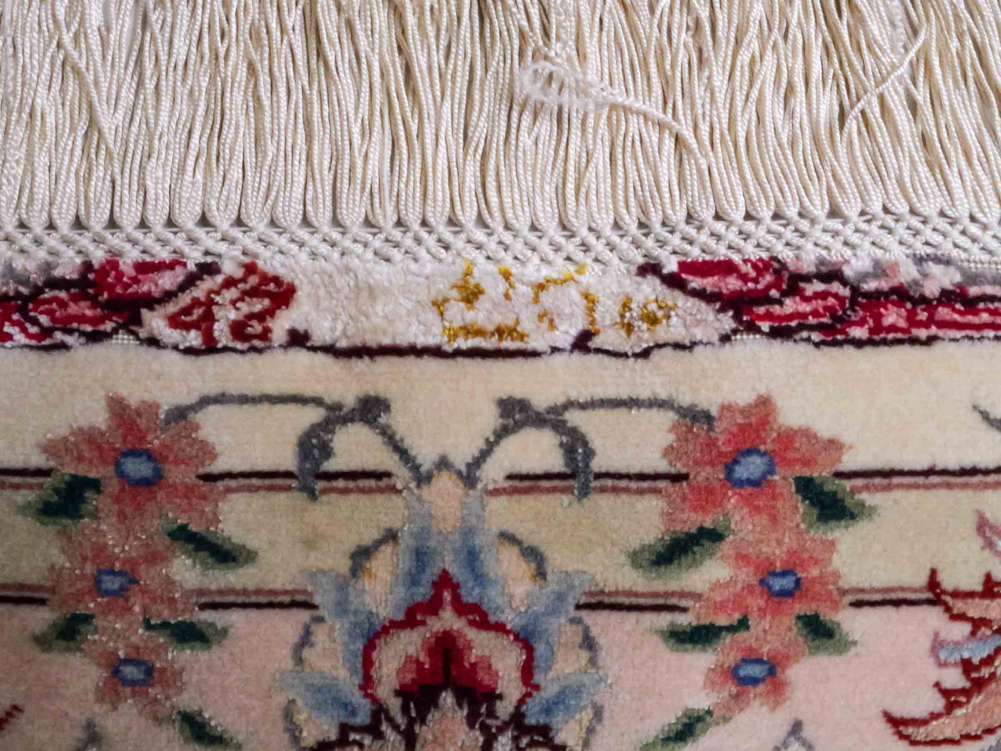 Handgeknüpfter Täbriz 50 Raj Perserteppich von Khademi mit Signatur aus Wolle mit Seide, creme, rosa. Klassisches Medaillon-Design. Von Hand geknüpft in Iran / Persien. Größe: 350 cm x 250 cm. Teppichnummer: RB3-1074. Verkauf durch Jupiter Intl.