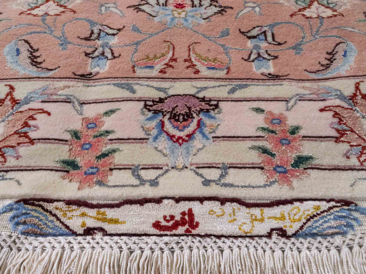 Handgeknüpfter Täbriz 50 Raj Perserteppich von Khademi mit Signatur aus Wolle mit Seide, creme, rosa. Klassisches Medaillon-Design. Von Hand geknüpft in Iran / Persien. Größe: 350 cm x 250 cm. Teppichnummer: RB3-1074. Verkauf durch Jupiter Intl.