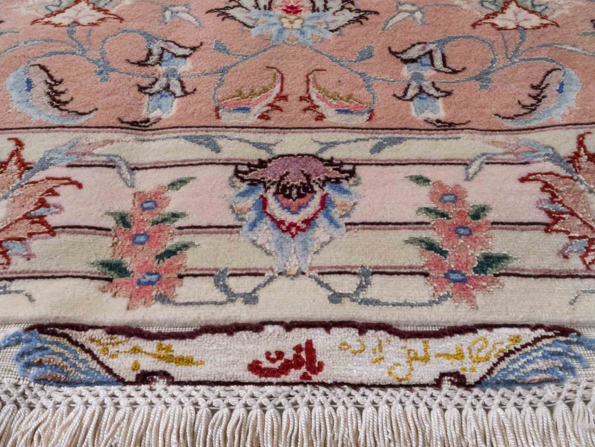 Handgeknüpfter Täbriz 50 Raj Perserteppich von Khademi mit Signatur aus Wolle mit Seide, creme, rosa. Klassisches Medaillon-Design. Von Hand geknüpft in Iran / Persien. Größe: 350 cm x 250 cm. Teppichnummer: RB3-1074. Verkauf durch Jupiter Intl.