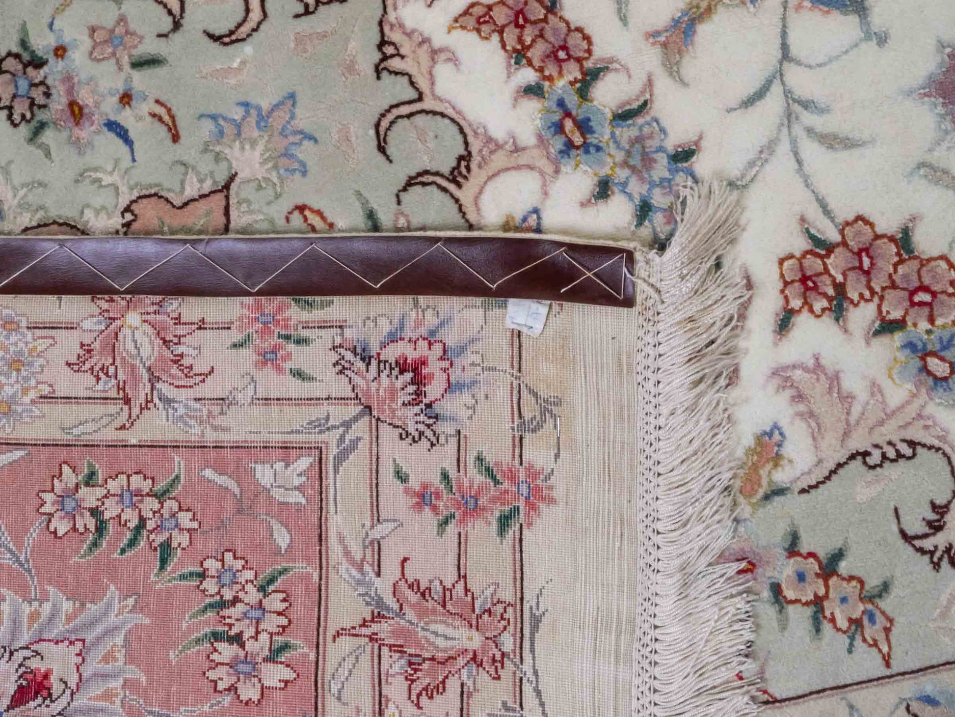 Handgeknüpfter Täbriz 50 Raj Perserteppich von Khademi mit Signatur aus Wolle mit Seide, creme, rosa. Klassisches Medaillon-Design. Von Hand geknüpft in Iran / Persien. Größe: 350 cm x 250 cm. Teppichnummer: RB3-1074. Verkauf durch Jupiter Intl.