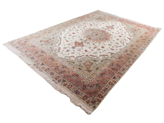Handgeknüpfter Täbriz 50 Raj Perserteppich von Khademi mit Signatur aus Wolle mit Seide, creme, rosa. Klassisches Medaillon-Design. Von Hand geknüpft in Iran / Persien. Größe: 350 cm x 250 cm. Teppichnummer: RB3-1074. Verkauf durch Jupiter Intl.