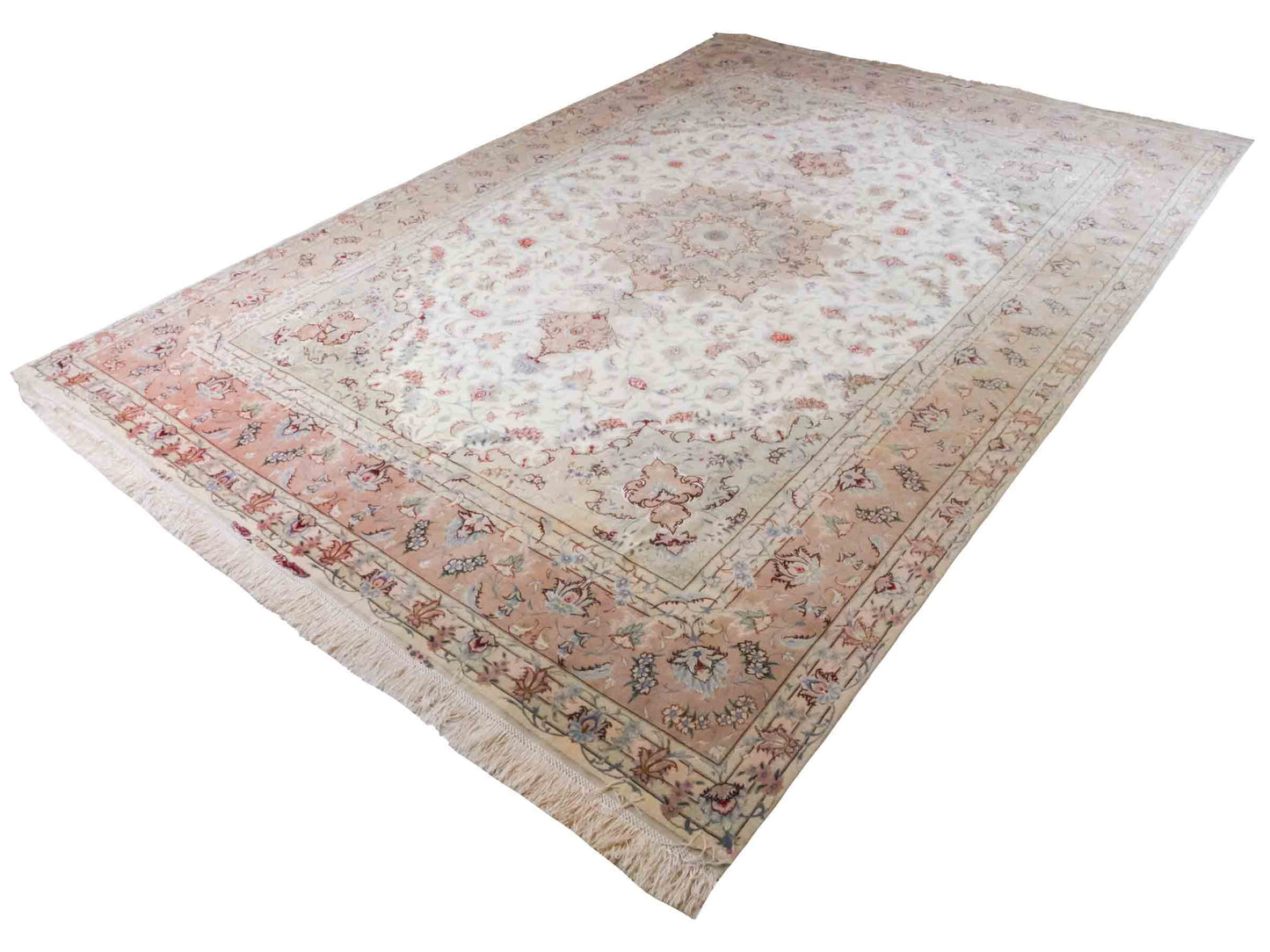 Handgeknüpfter Täbriz 50 Raj Perserteppich von Khademi mit Signatur aus Wolle mit Seide, creme, rosa. Klassisches Medaillon-Design. Von Hand geknüpft in Iran / Persien. Größe: 350 cm x 250 cm. Teppichnummer: RB3-1074. Verkauf durch Jupiter Intl.