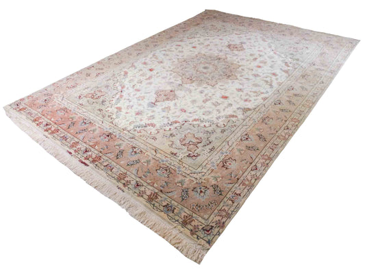 Handgeknüpfter Täbriz 50 Raj Perserteppich von Khademi mit Signatur aus Wolle mit Seide, creme, rosa. Klassisches Medaillon-Design. Von Hand geknüpft in Iran / Persien. Größe: 350 cm x 250 cm. Teppichnummer: RB3-1074. Verkauf durch Jupiter Intl.