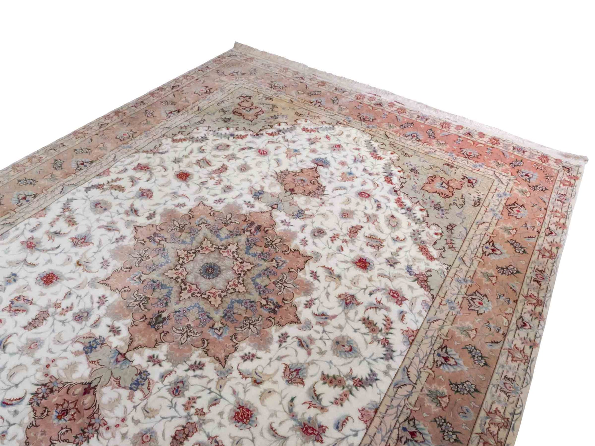 Handgeknüpfter Täbriz 50 Raj Perserteppich von Khademi mit Signatur aus Wolle mit Seide, creme, rosa. Klassisches Medaillon-Design. Von Hand geknüpft in Iran / Persien. Größe: 350 cm x 250 cm. Teppichnummer: RB3-1074. Verkauf durch Jupiter Intl.