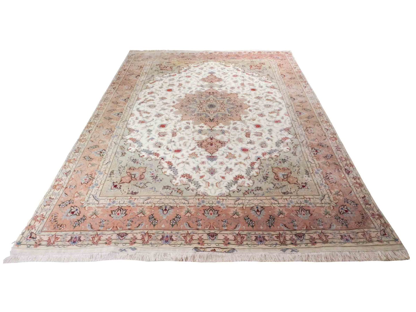 Handgeknüpfter Täbriz 50 Raj Perserteppich von Khademi mit Signatur aus Wolle mit Seide, creme, rosa. Klassisches Medaillon-Design. Von Hand geknüpft in Iran / Persien. Größe: 350 cm x 250 cm. Teppichnummer: RB3-1074. Verkauf durch Jupiter Intl.