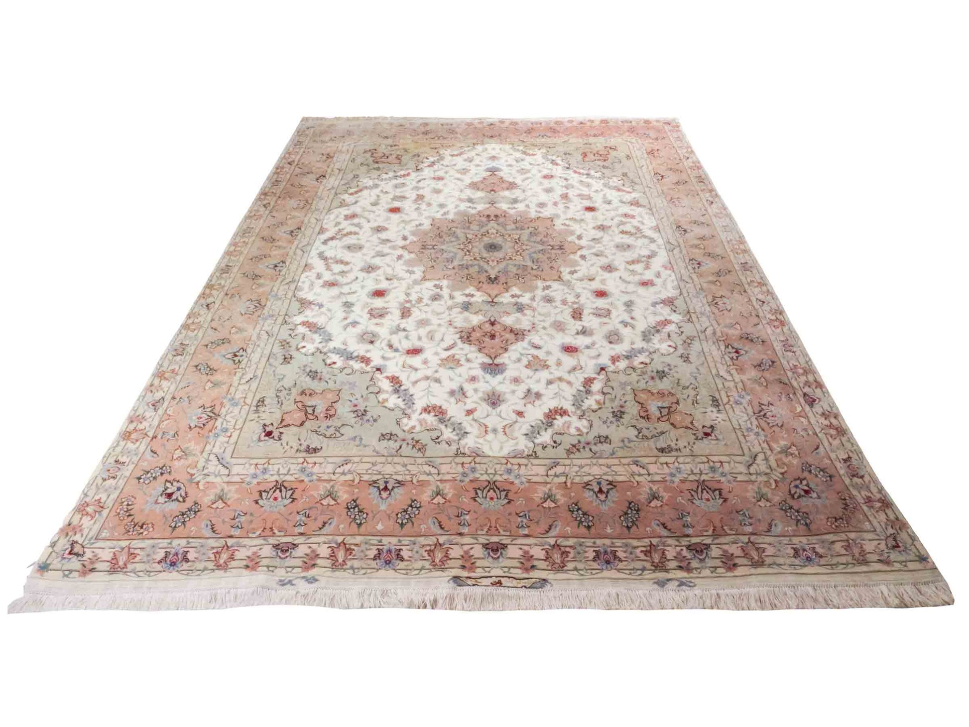 Handgeknüpfter Täbriz 50 Raj Perserteppich von Khademi mit Signatur aus Wolle mit Seide, creme, rosa. Klassisches Medaillon-Design. Von Hand geknüpft in Iran / Persien. Größe: 350 cm x 250 cm. Teppichnummer: RB3-1074. Verkauf durch Jupiter Intl.