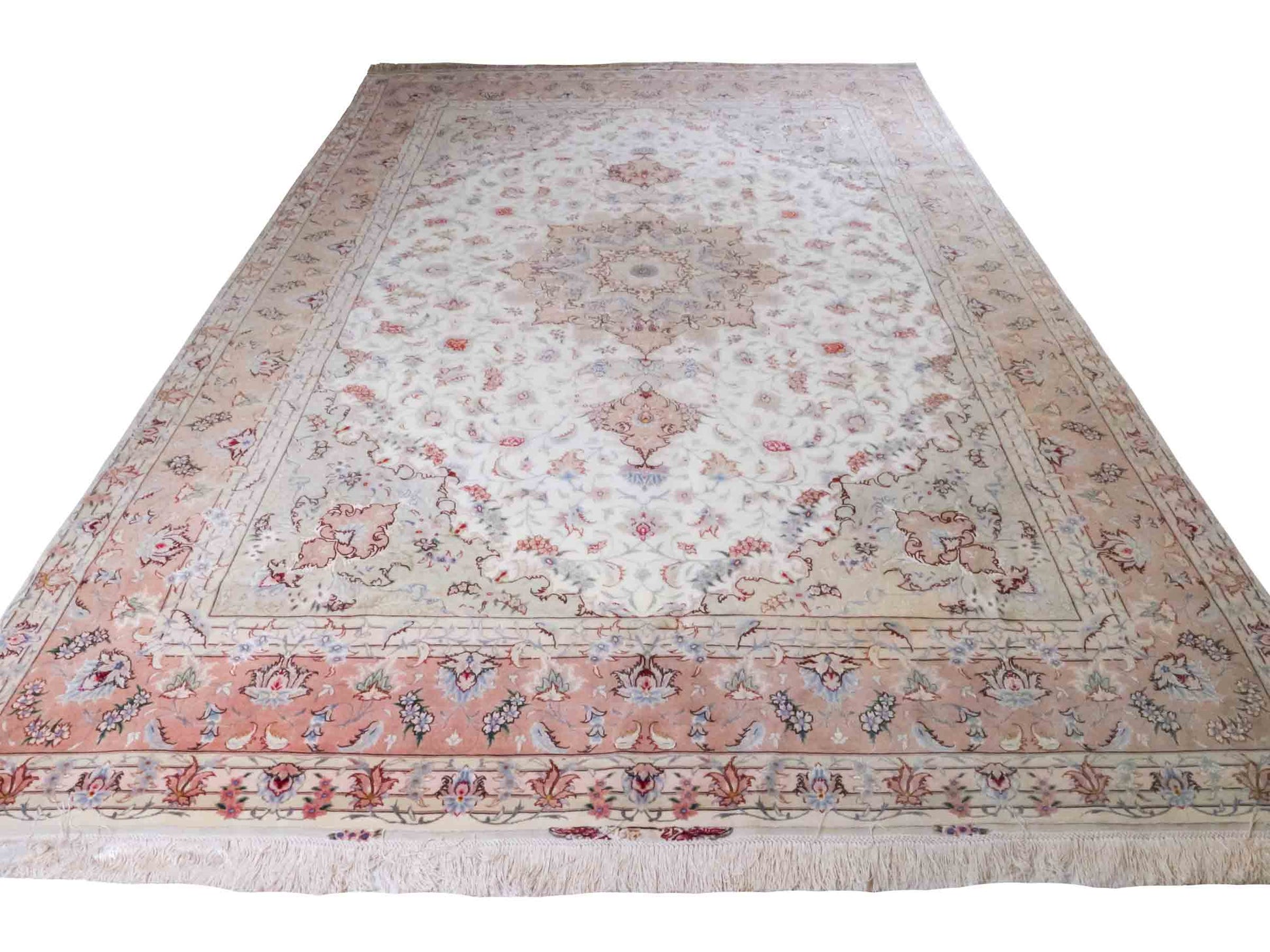 Handgeknüpfter Täbriz 50 Raj Perserteppich von Khademi mit Signatur aus Wolle mit Seide, creme, rosa. Klassisches Medaillon-Design. Von Hand geknüpft in Iran / Persien. Größe: 350 cm x 250 cm. Teppichnummer: RB3-1074. Verkauf durch Jupiter Intl.