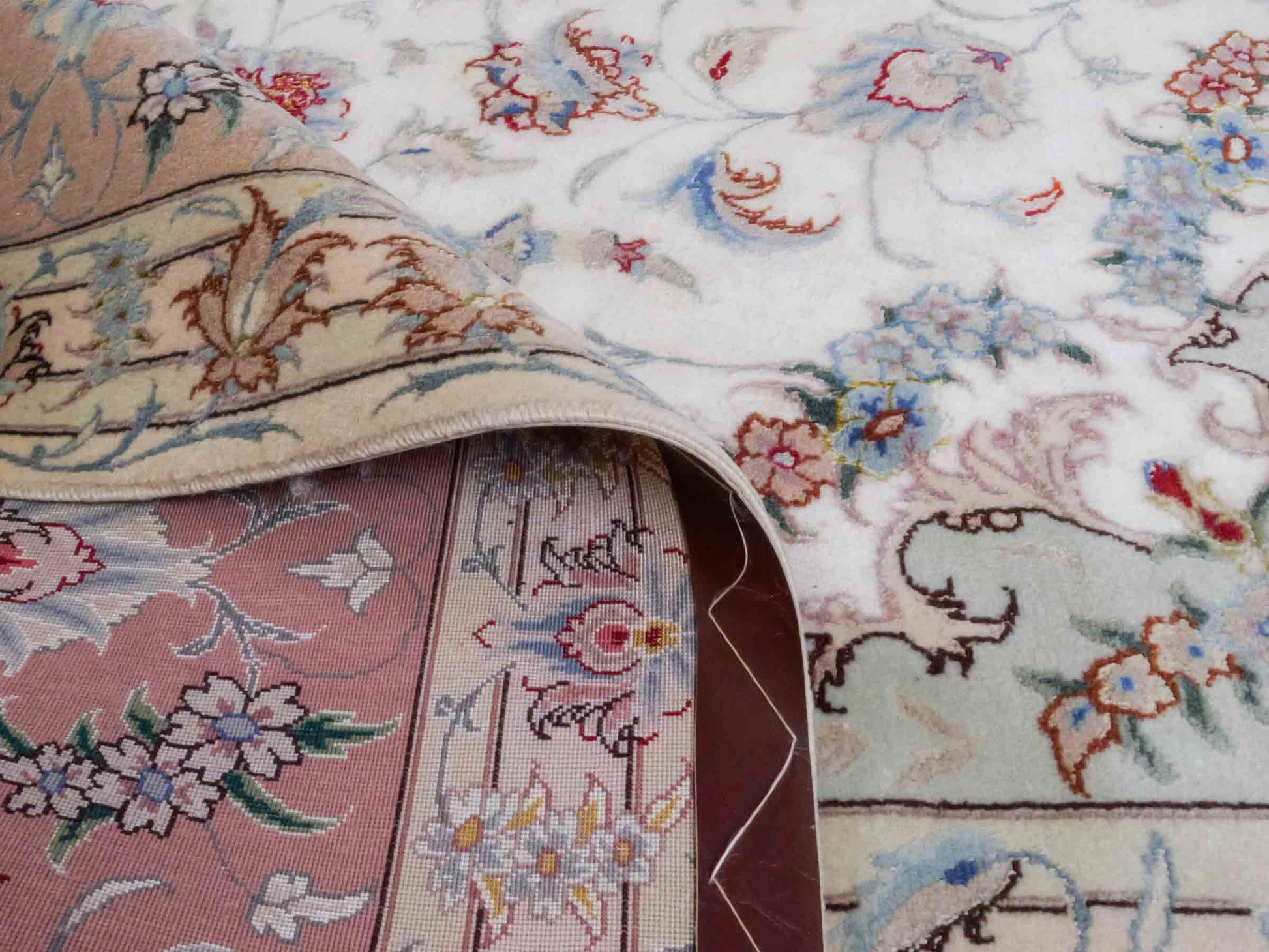 Handgeknüpfter Täbriz 50 Raj Perserteppich von Khademi mit Signatur aus Wolle mit Seide, creme, rosa. Klassisches Medaillon-Design. Von Hand geknüpft in Iran / Persien. Größe: 350 cm x 250 cm. Teppichnummer: RB3-1074. Verkauf durch Jupiter Intl.