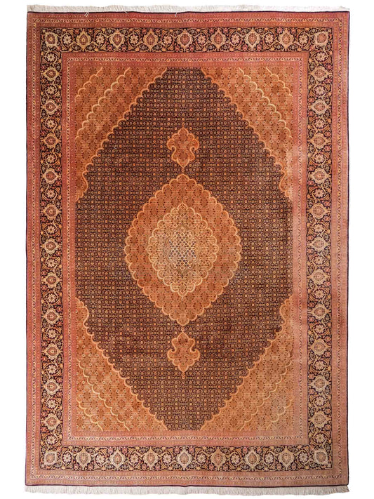 Handgeknüpfter Täbriz Mahi 50 Raj Perserteppich von Khademi aus Wolle, orange, navy. Klassisches Medaillon-Design. Traditionell von Hand geknüpft in Iran / Persien. Größe: 295 cm x 200 cm. Teppichnummer: RB3-1075. Verkauf durch Jupiter Intl.
