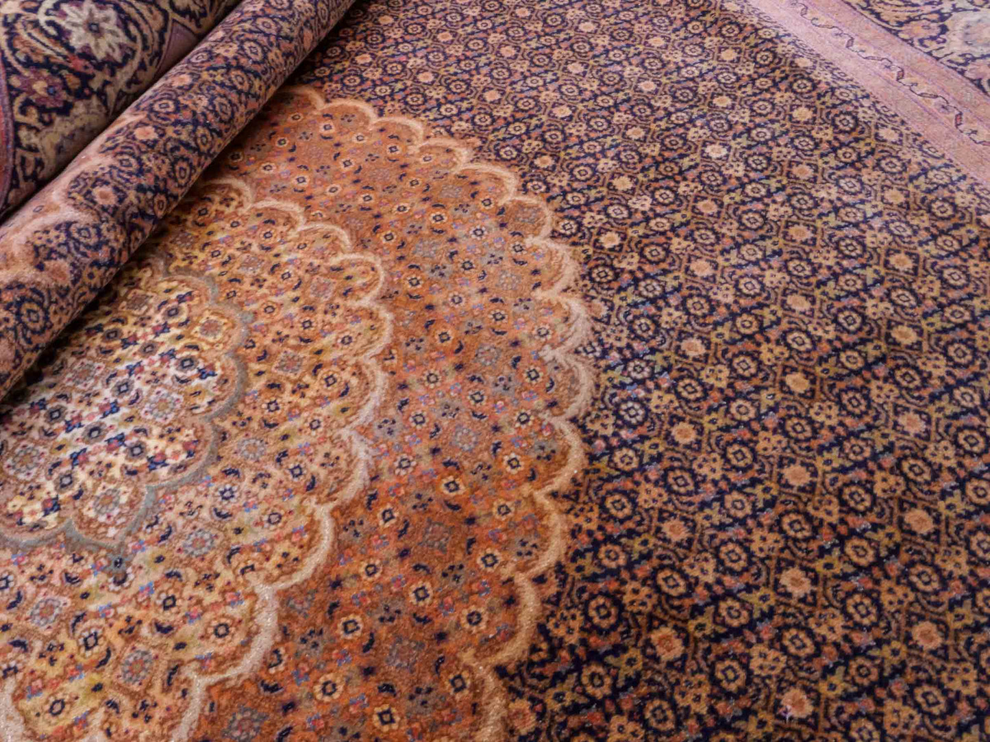 Handgeknüpfter Täbriz Mahi 50 Raj Perserteppich von Khademi aus Wolle, orange, navy. Klassisches Medaillon-Design. Traditionell von Hand geknüpft in Iran / Persien. Größe: 295 cm x 200 cm. Teppichnummer: RB3-1075. Verkauf durch Jupiter Intl.