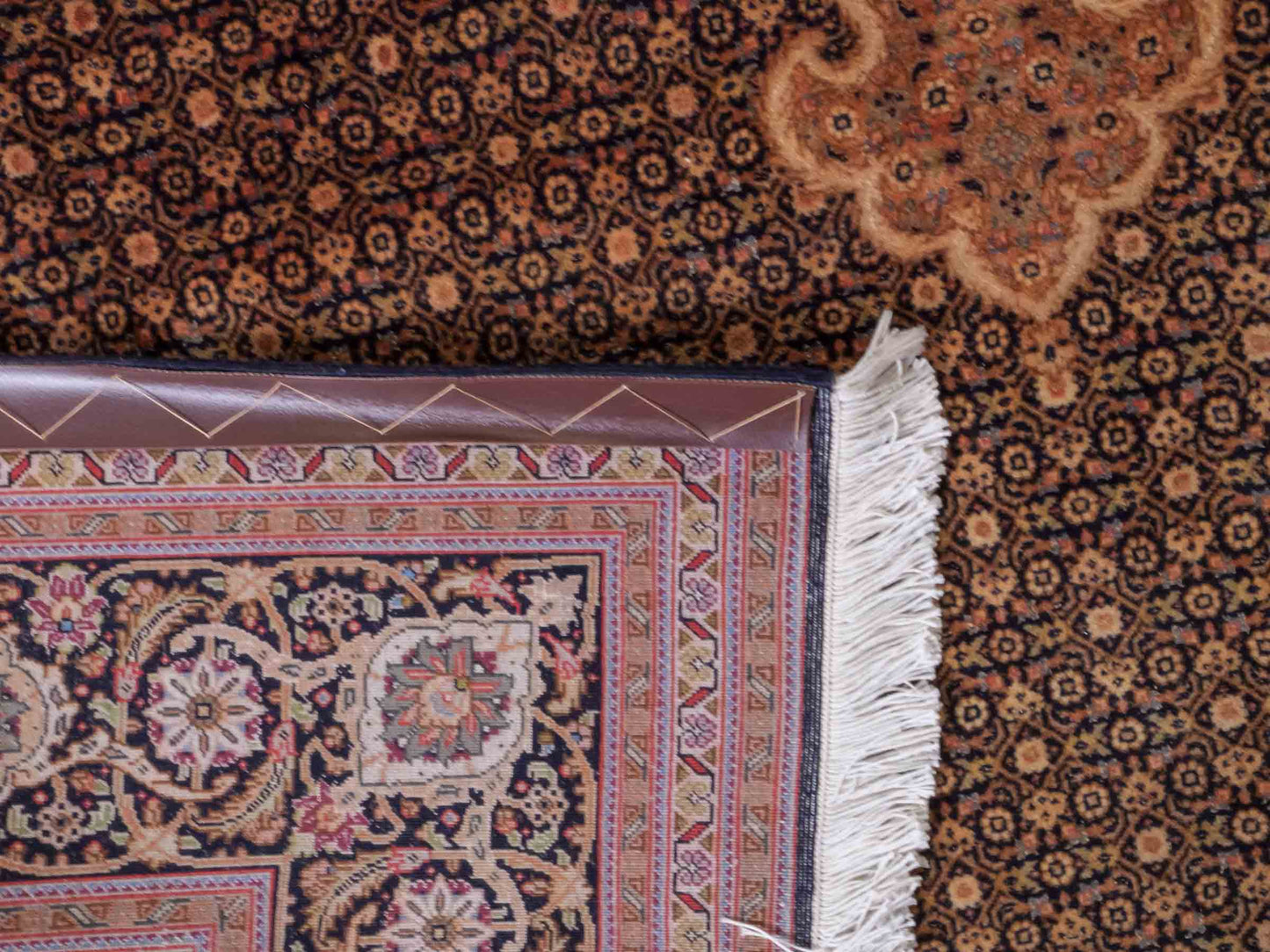 Handgeknüpfter Täbriz Mahi 50 Raj Perserteppich von Khademi aus Wolle, orange, navy. Klassisches Medaillon-Design. Traditionell von Hand geknüpft in Iran / Persien. Größe: 295 cm x 200 cm. Teppichnummer: RB3-1075. Verkauf durch Jupiter Intl.
