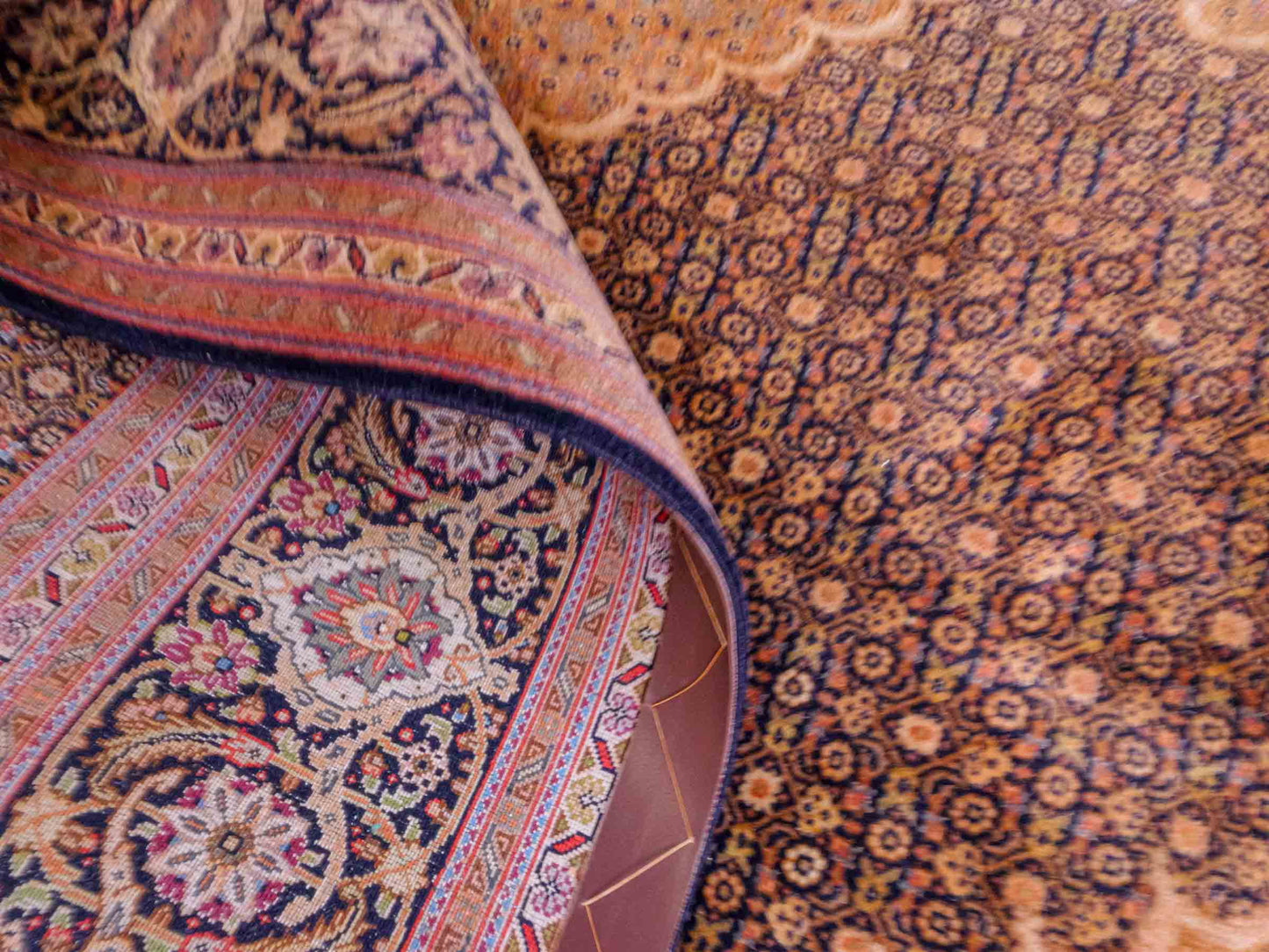 Handgeknüpfter Täbriz Mahi 50 Raj Perserteppich von Khademi aus Wolle, orange, navy. Klassisches Medaillon-Design. Traditionell von Hand geknüpft in Iran / Persien. Größe: 295 cm x 200 cm. Teppichnummer: RB3-1075. Verkauf durch Jupiter Intl.