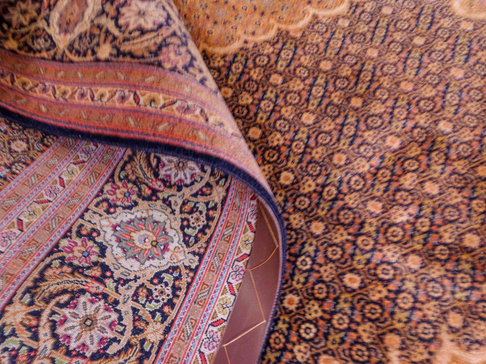 Handgeknüpfter Täbriz Mahi 50 Raj Perserteppich von Khademi aus Wolle, orange, navy. Klassisches Medaillon-Design. Traditionell von Hand geknüpft in Iran / Persien. Größe: 295 cm x 200 cm. Teppichnummer: RB3-1075. Verkauf durch Jupiter Intl.
