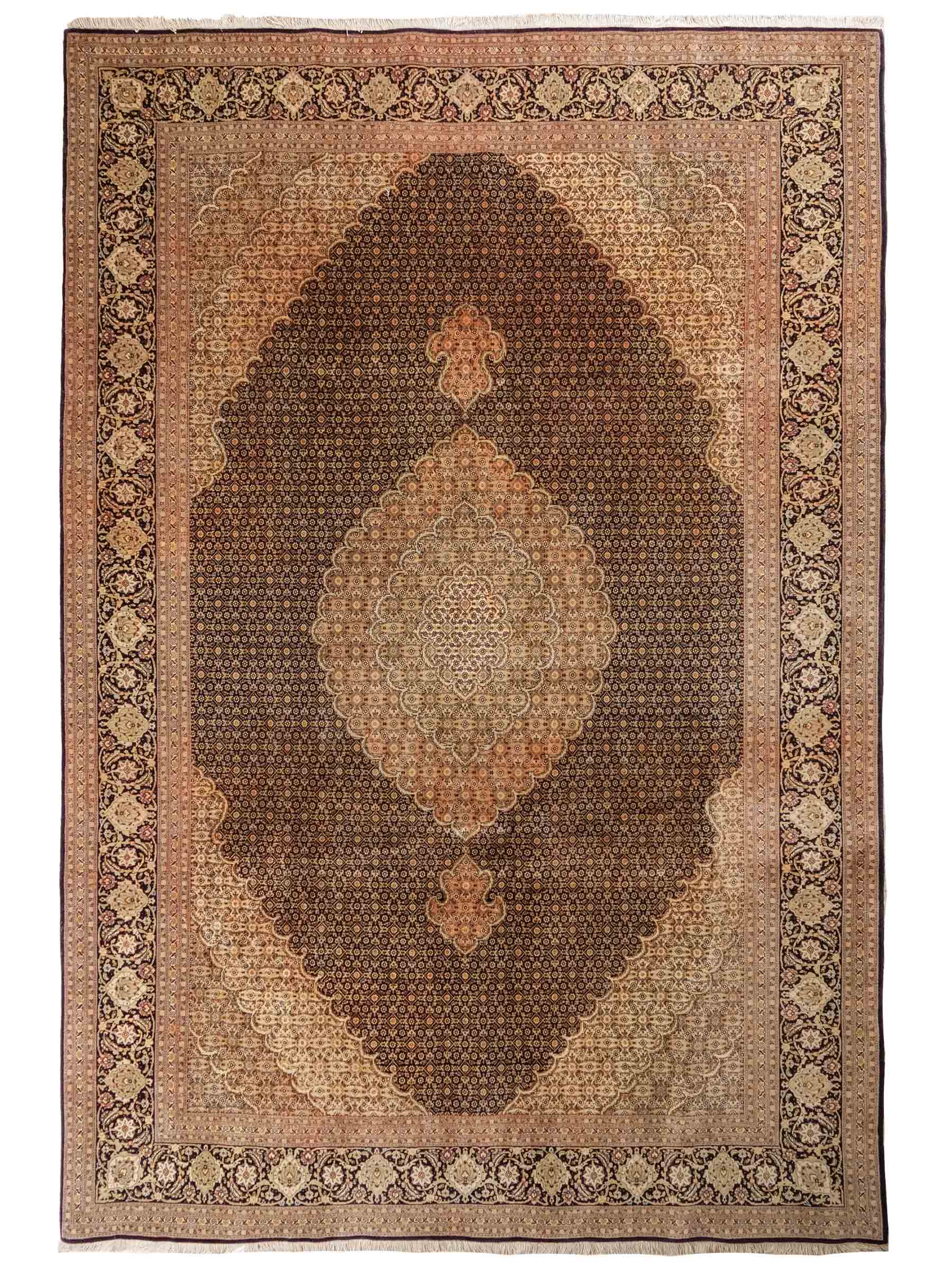 Handgeknüpfter Täbriz Mahi 50 Raj Perserteppich von Khademi aus Wolle, beige, navy. Klassisches Medaillon-Design. Traditionell von Hand geknüpft in Iran / Persien. Größe: 297 cm x 200 cm. Teppichnummer: RB3-1076. Verkauf durch Jupiter Intl.