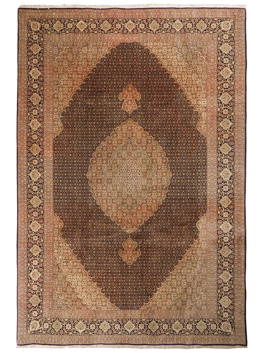 Handgeknüpfter Täbriz Mahi 50 Raj Perserteppich von Khademi aus Wolle, beige, navy. Klassisches Medaillon-Design. Traditionell von Hand geknüpft in Iran / Persien. Größe: 297 cm x 200 cm. Teppichnummer: RB3-1076. Verkauf durch Jupiter Intl.