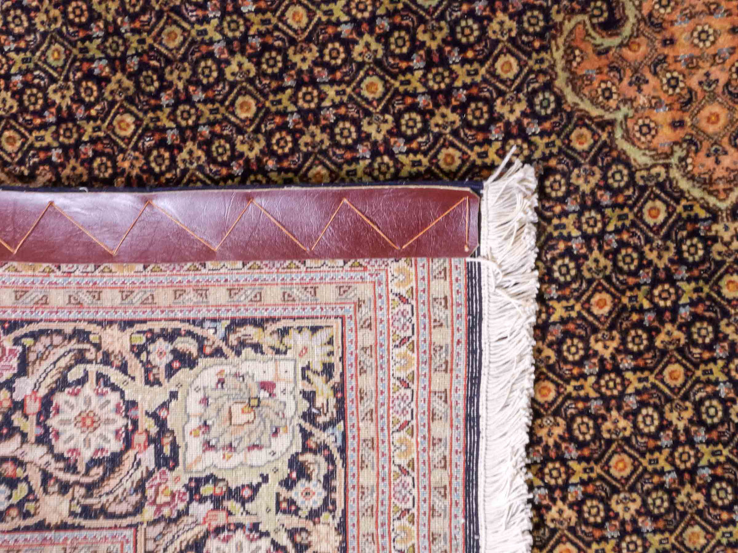 Handgeknüpfter Täbriz Mahi 50 Raj Perserteppich von Khademi aus Wolle, beige, navy. Klassisches Medaillon-Design. Traditionell von Hand geknüpft in Iran / Persien. Größe: 297 cm x 200 cm. Teppichnummer: RB3-1076. Verkauf durch Jupiter Intl.