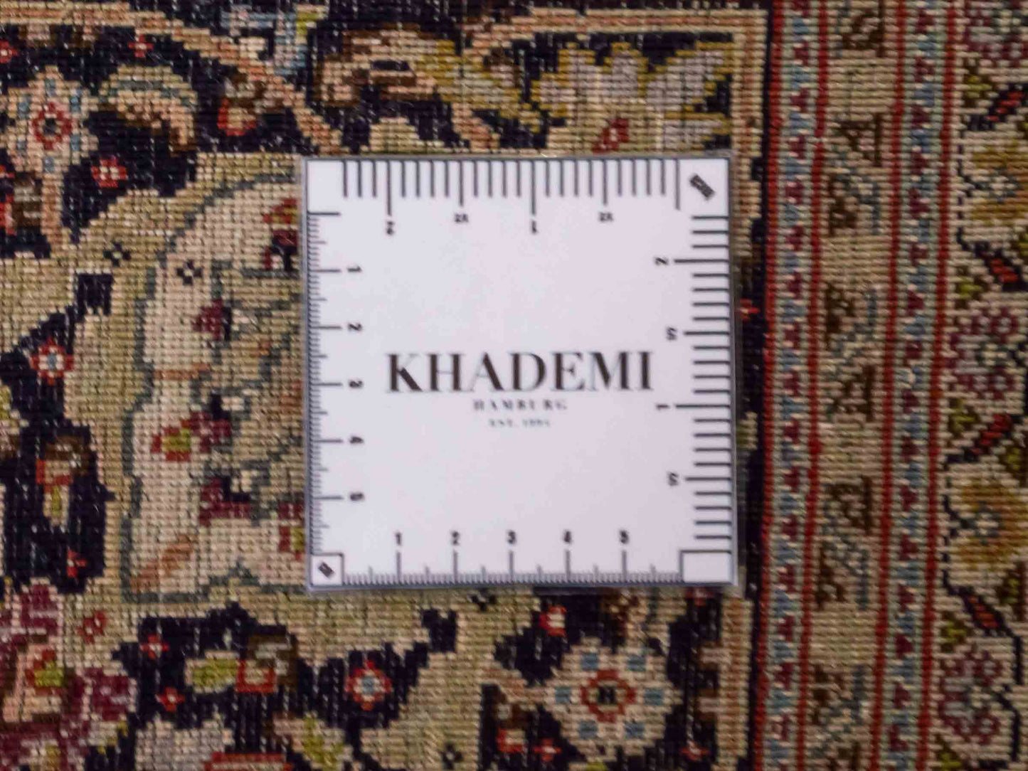 Handgeknüpfter Täbriz Mahi 50 Raj Perserteppich von Khademi aus Wolle, beige, navy. Klassisches Medaillon-Design. Traditionell von Hand geknüpft in Iran / Persien. Größe: 297 cm x 200 cm. Teppichnummer: RB3-1076. Verkauf durch Jupiter Intl.