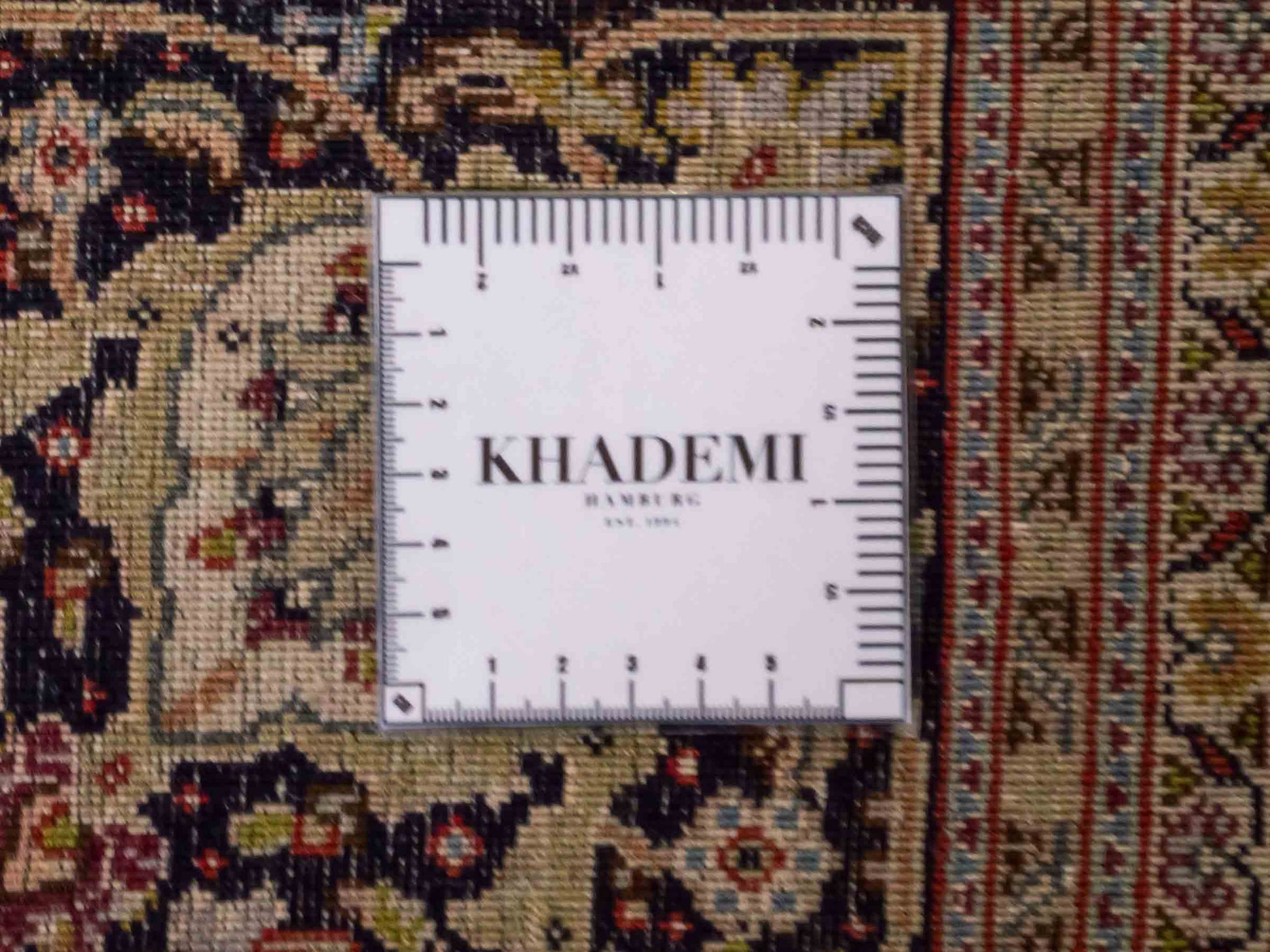 Handgeknüpfter Täbriz Mahi 50 Raj Perserteppich von Khademi aus Wolle, beige, navy. Klassisches Medaillon-Design. Traditionell von Hand geknüpft in Iran / Persien. Größe: 297 cm x 200 cm. Teppichnummer: RB3-1076. Verkauf durch Jupiter Intl.