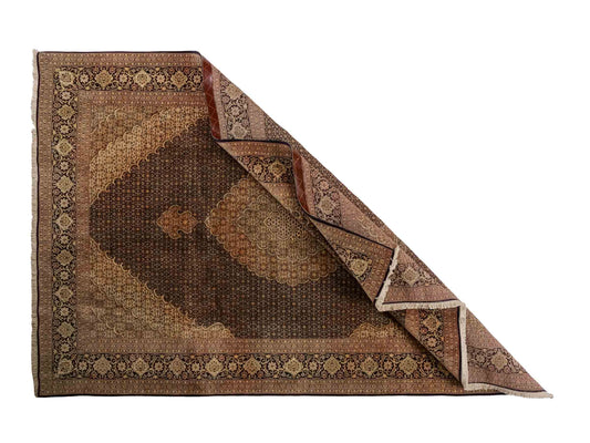 Handgeknüpfter Täbriz Mahi 50 Raj Perserteppich von Khademi aus Wolle, beige, navy. Klassisches Medaillon-Design. Traditionell von Hand geknüpft in Iran / Persien. Größe: 297 cm x 200 cm. Teppichnummer: RB3-1076. Verkauf durch Jupiter Intl.