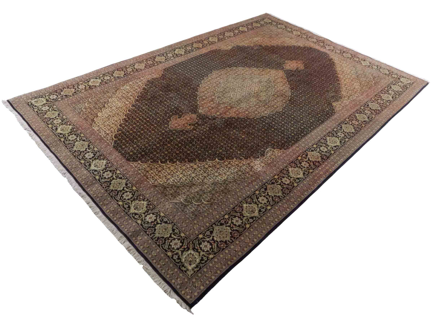 Handgeknüpfter Täbriz Mahi 50 Raj Perserteppich von Khademi aus Wolle, beige, navy. Klassisches Medaillon-Design. Traditionell von Hand geknüpft in Iran / Persien. Größe: 297 cm x 200 cm. Teppichnummer: RB3-1076. Verkauf durch Jupiter Intl.