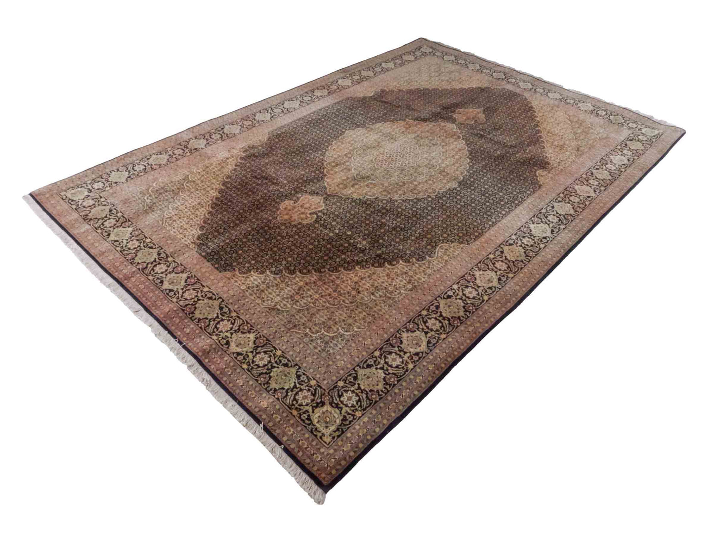 Handgeknüpfter Täbriz Mahi 50 Raj Perserteppich von Khademi aus Wolle, beige, navy. Klassisches Medaillon-Design. Traditionell von Hand geknüpft in Iran / Persien. Größe: 297 cm x 200 cm. Teppichnummer: RB3-1076. Verkauf durch Jupiter Intl.