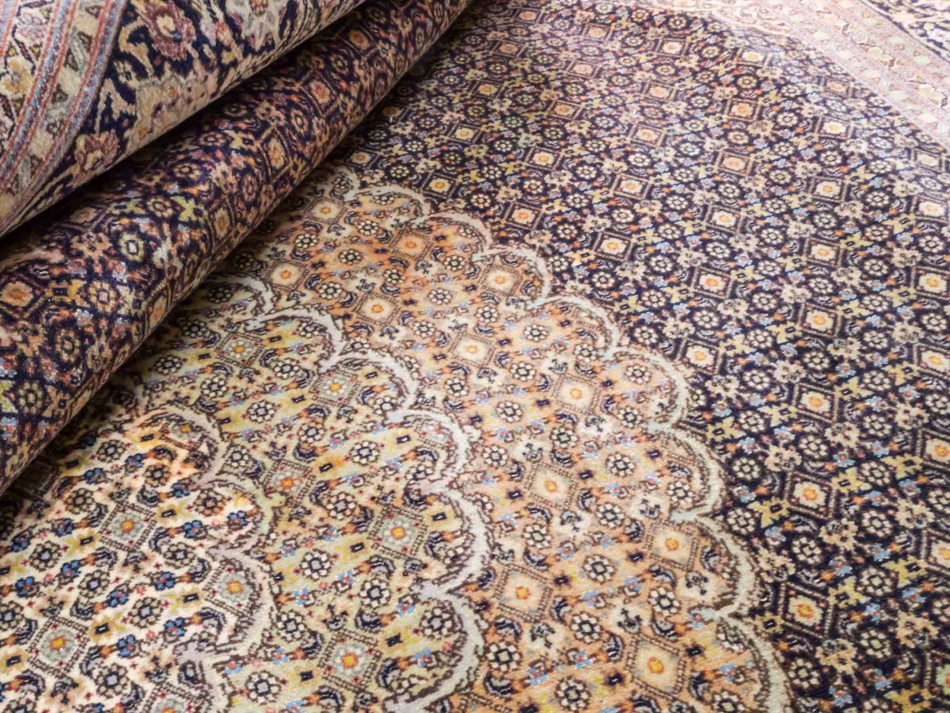 Handgeknüpfter Täbriz Mahi 50 Raj Perserteppich von Khademi aus Wolle, beige, navy. Klassisches Medaillon-Design. Traditionell von Hand geknüpft in Iran / Persien. Größe: 297 cm x 200 cm. Teppichnummer: RB3-1076. Verkauf durch Jupiter Intl.