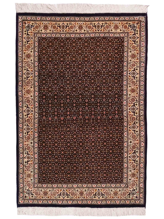 Handgeknüpfter Täbriz Mahi 50 Raj Perserteppich von Khademi aus Wolle, navy-blau. Persischer Orientteppich. Von Hand geknüpft in Iran. Größe: 118 cm x 80 cm. Teppichnummer: SB3-1099. Verkauf durch Jupiter Intl.