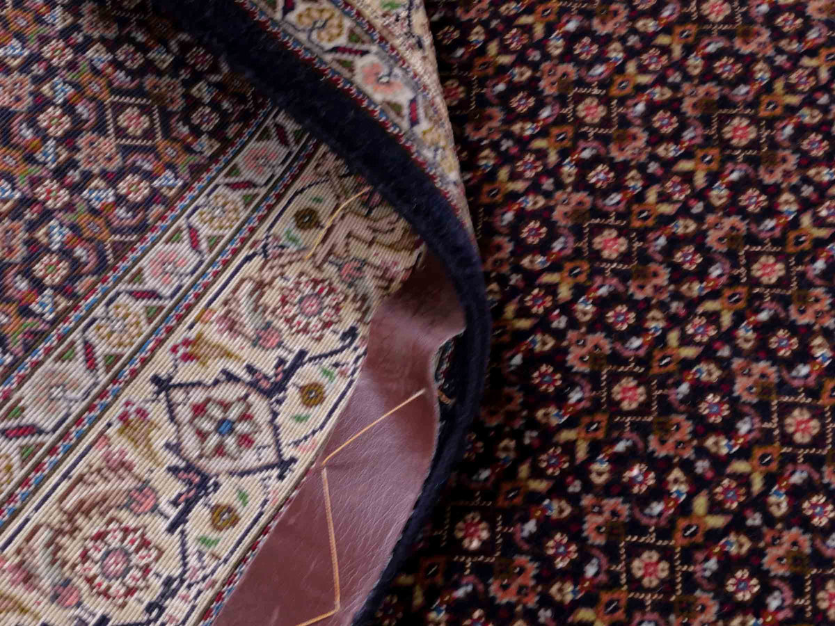 Handgeknüpfter Täbriz Mahi 50 Raj Perserteppich von Khademi aus Wolle, navy-blau. Persischer Orientteppich. Von Hand geknüpft in Iran. Größe: 118 cm x 80 cm. Teppichnummer: SB3-1099. Verkauf durch Jupiter Intl.